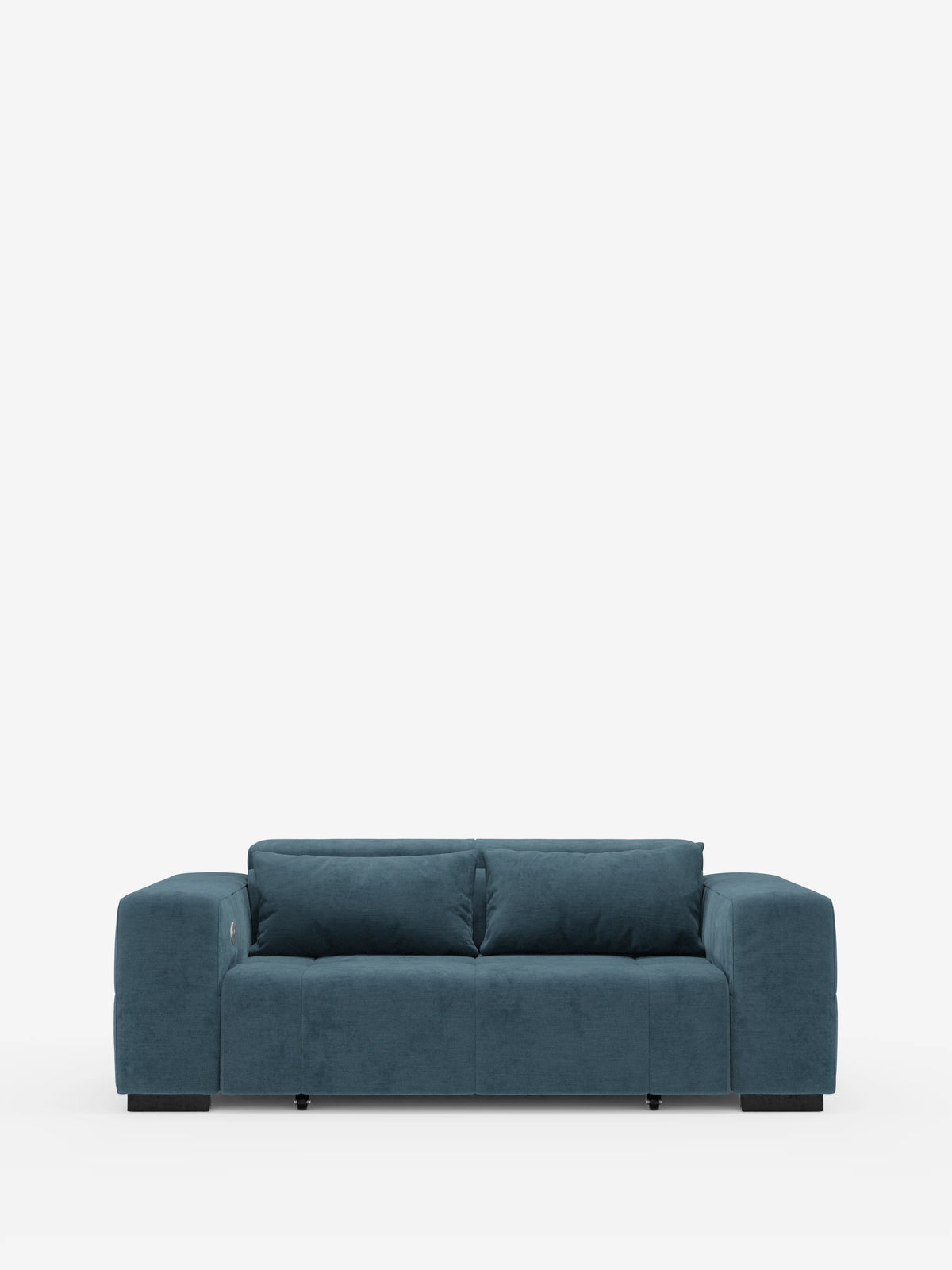 Un moderno divano Monarch con funzione relax elettrica per l’allungamento delle sedute e poggiatesta reclinabile di divitt.sbs, rivestito in morbido tessuto T31 antimacchia in blu verde acqua intenso, è posizionato al centro su uno sfondo bianco a tinta unita. Questo elegante divanetto è caratterizzato da ampi braccioli, due cuscini dello schienale e un design minimalista con gambe nere corte, appena visibili sotto la base.