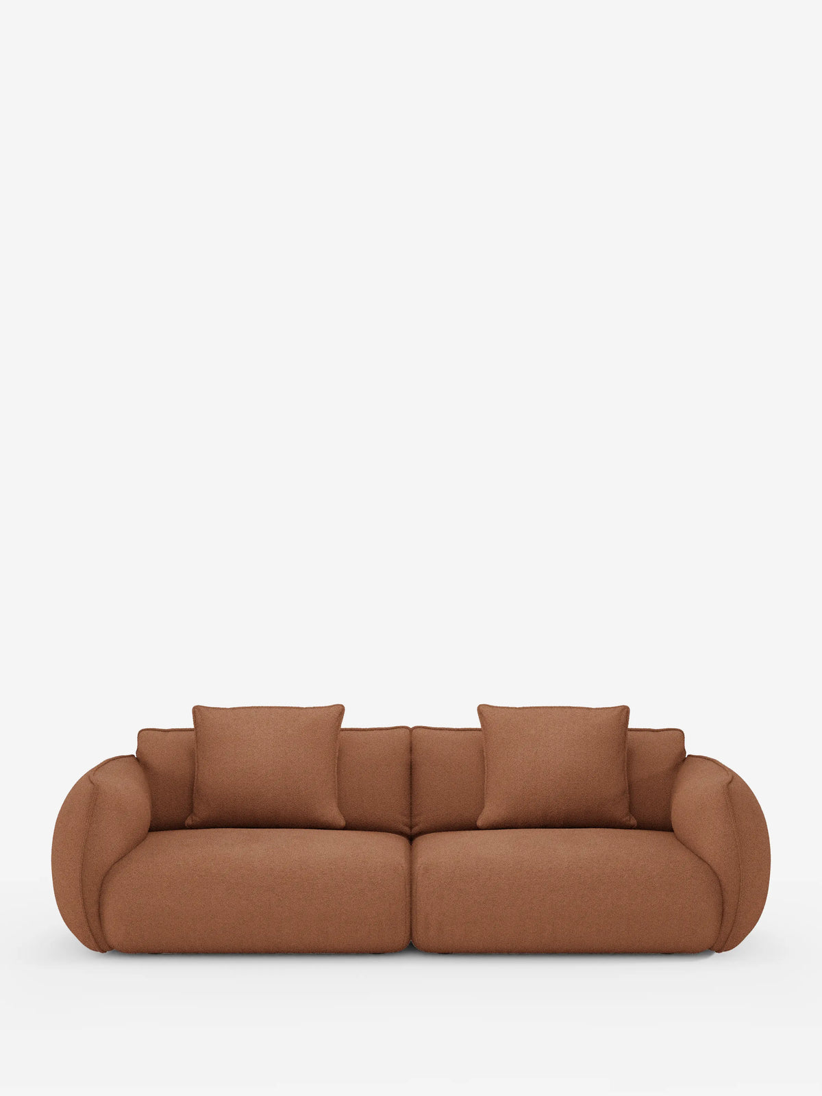 Un moderno divano Nimbus a 3 posti, modulare e componibile, firmato divitt.sbs, realizzato in tessuto effetto cotone color marrone chiaro e resistente alle macchie, presenta braccioli e schienale dalle linee delicatamente arrotondate, con due cuscini di seduta e quattro cuscini quadrati per lo schienale. Il suo design raffinato, caratterizzato da morbide curve, conferisce al divano un aspetto accogliente e invitante, il tutto su uno sfondo bianco a tinta unita.