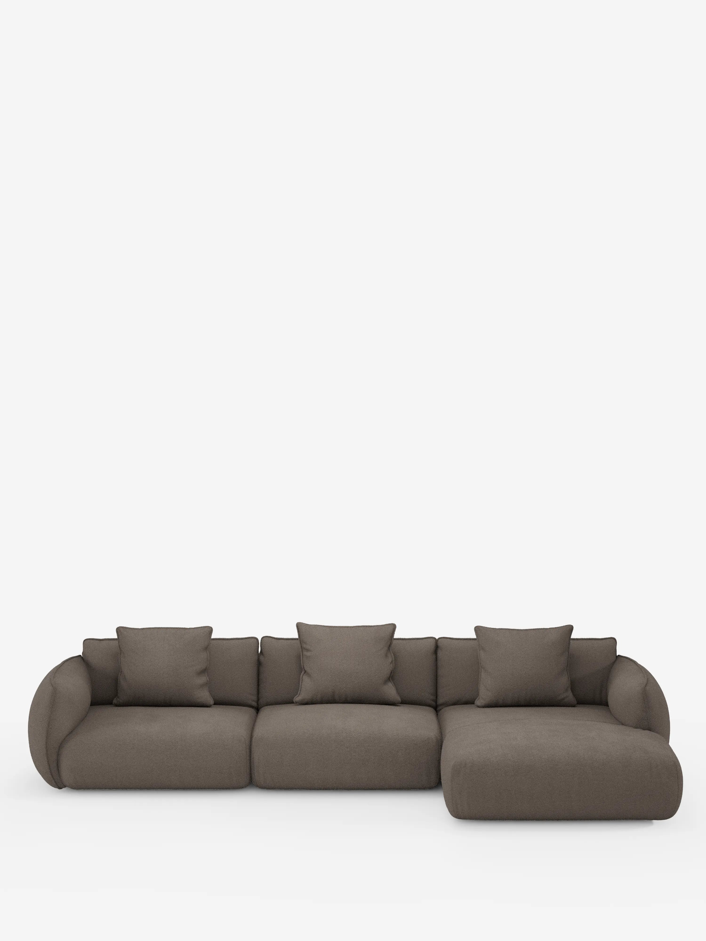 Vi presentiamo il divano angolare con penisola componibile Nimbus in morbido tessuto effetto cotone antimacchia T33 di divitt.sbs: un moderno divano componibile marrone composto da tre cuscini di seduta, tre cuscini di schienale coordinati e una chaise longue sul lato destro. Questo elegante prodotto si contraddistingue per i braccioli morbidi e arrotondati e per la silhouette minimalista, il tutto su uno sfondo bianco a tinta unita.