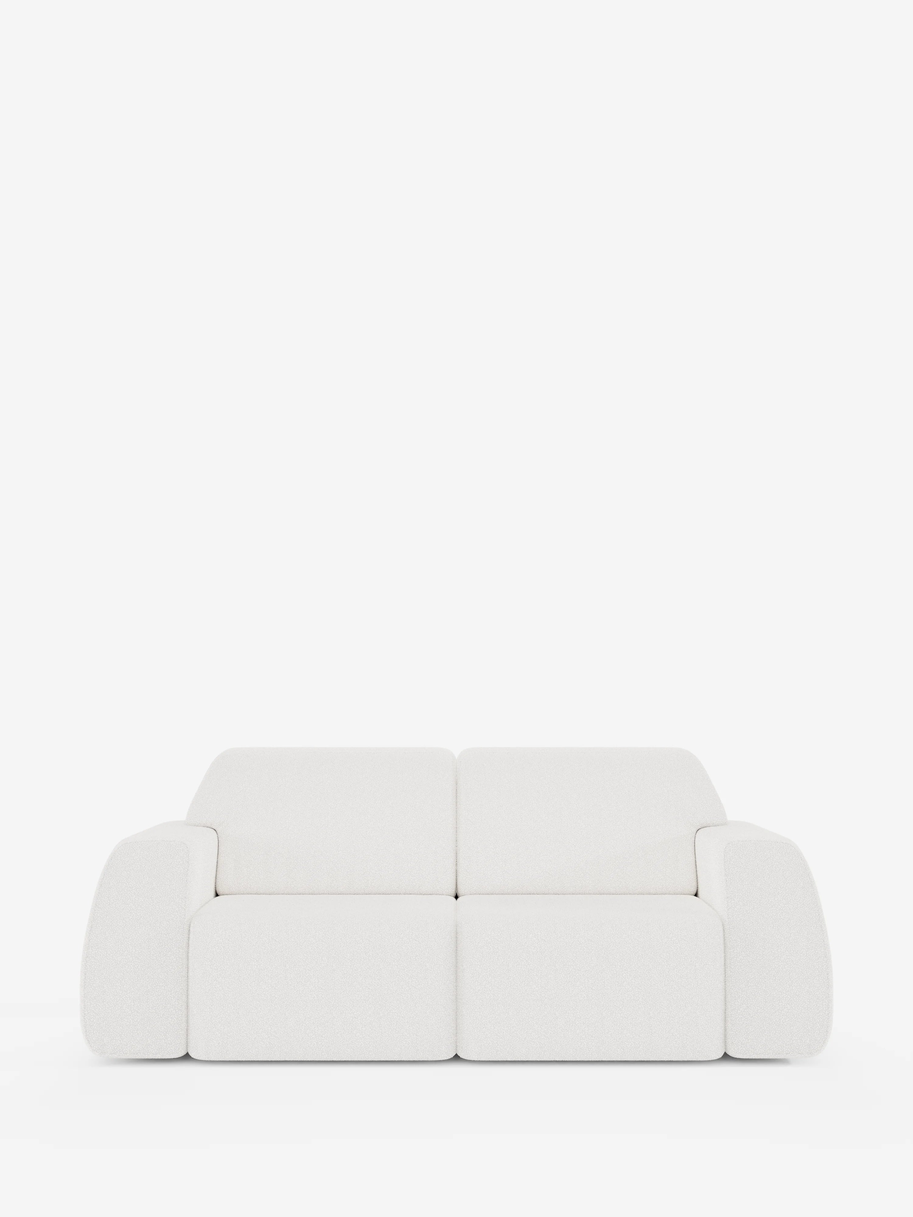 Divano Orbit a due posti di divitt.sbs con sedute scorrevoli, rivestimento completamente sfoderabile in tessuto T33 effetto cotone facile da pulire. Questo divano dal design moderno presenta cuscini arrotondati e morbidi e braccioli massicci che gli conferiscono una silhouette simile a una nuvola; nella foto è ripreso di fronte su uno sfondo bianco.