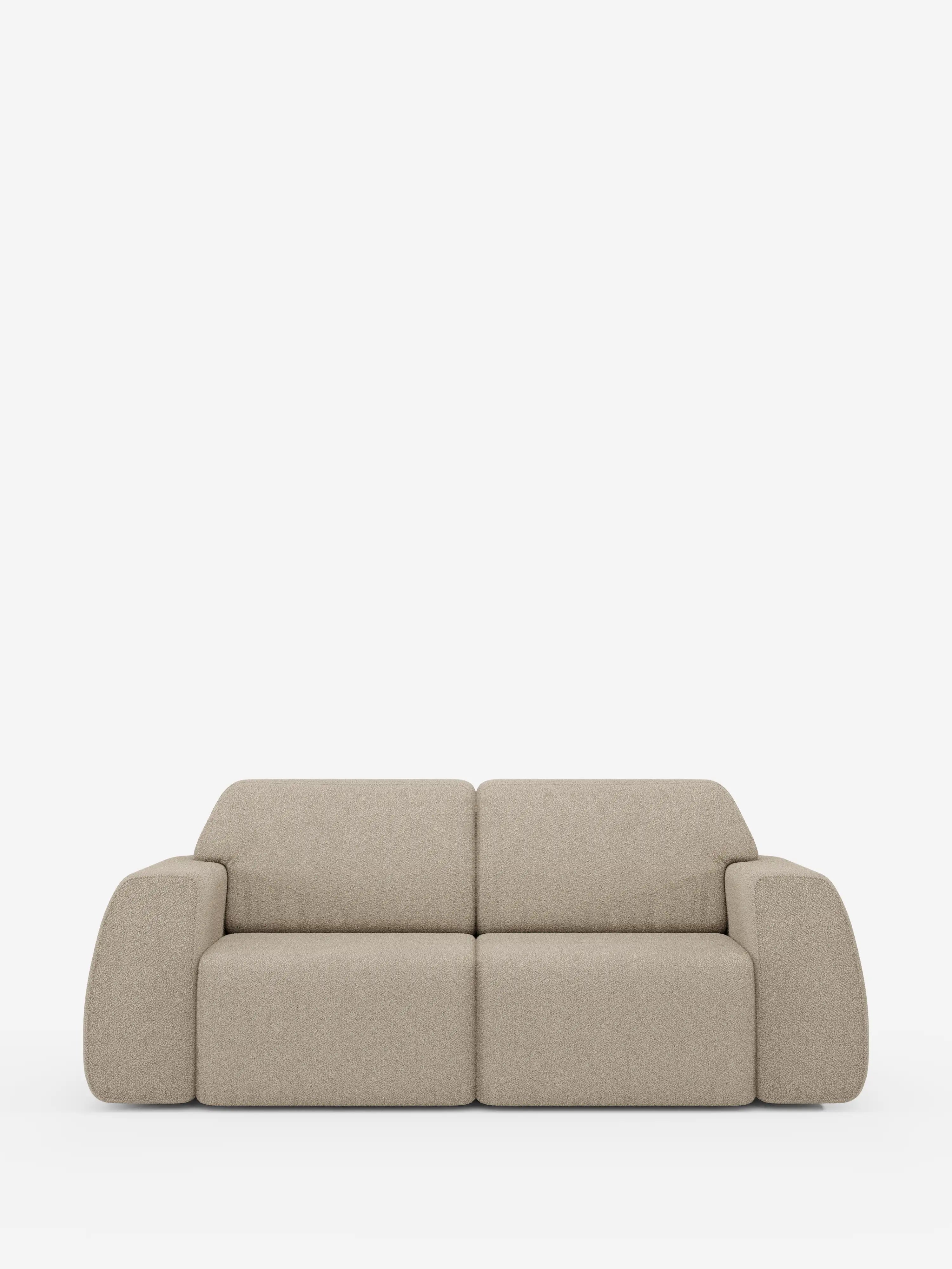 Su uno sfondo bianco a tinta unita, il divano Orbit a 2 e 3 posti di divitt.sbs si presenta con una silhouette moderna a due posti in colore beige, caratterizzata da ampi braccioli arrotondati e schienali bassi. Questo divano completamente sfoderabile è rivestito in tessuto T33 effetto cotone antimacchia, che ne facilita la manutenzione. Il suo design minimalista — con un rivestimento morbido e strutturato e linee pulite e semplici — incarna alla perfezione lo stile contemporaneo e il comfort.