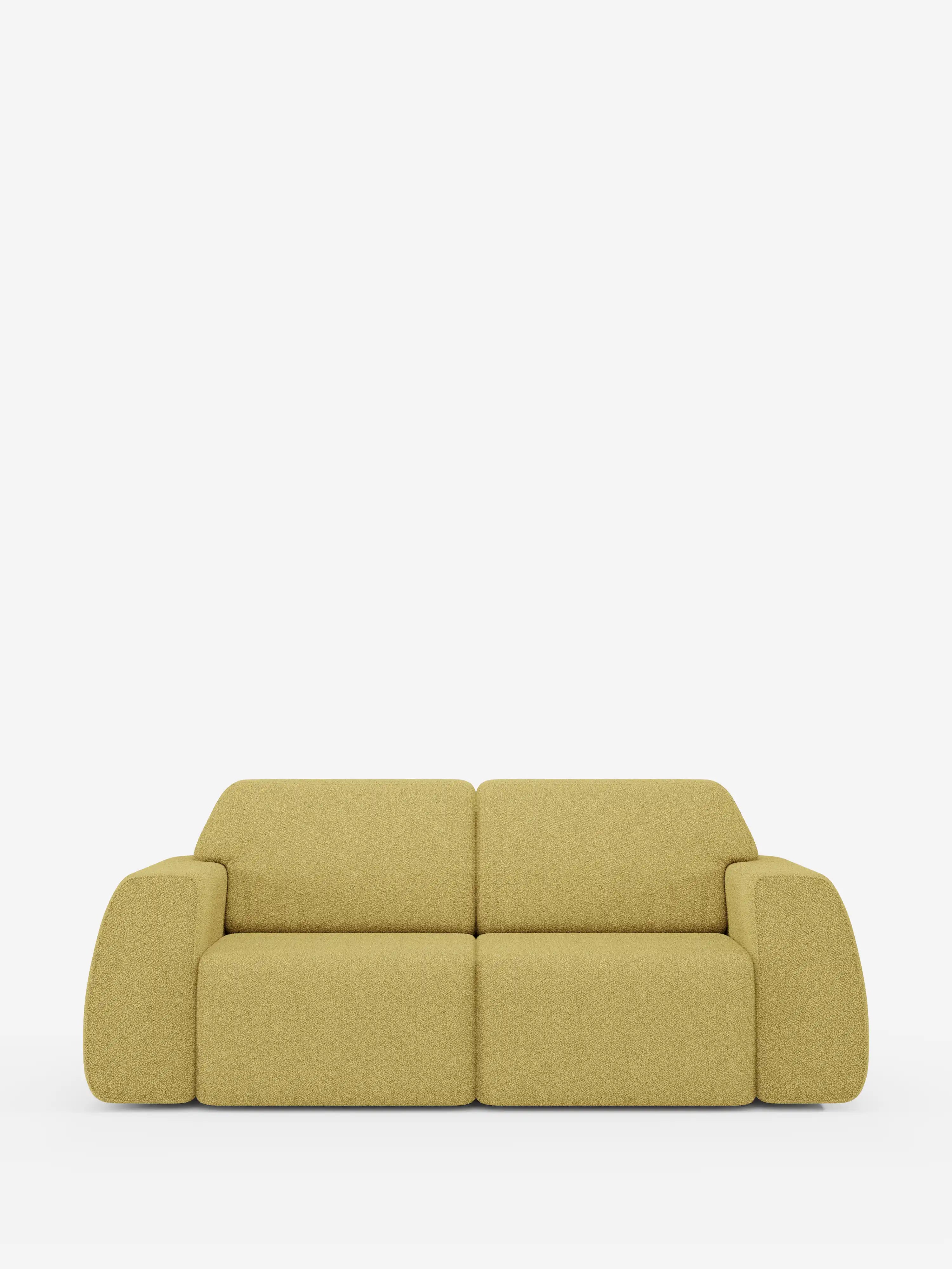 Un divano Orbit moderno e minimalista, nei toni del giallo senape, a 2 e 3 posti con sedute scorrevoli, firmato divitt.sbs, rivestito in morbido tessuto T33 effetto cotone, resistente alle macchie e con fodere completamente sfoderabili, caratterizzato da cuscini morbidi e squadrati e braccioli arrotondati. Su uno sfondo bianco, lo schienale basso e la texture avvolgente del divano gli conferiscono un aspetto accogliente.