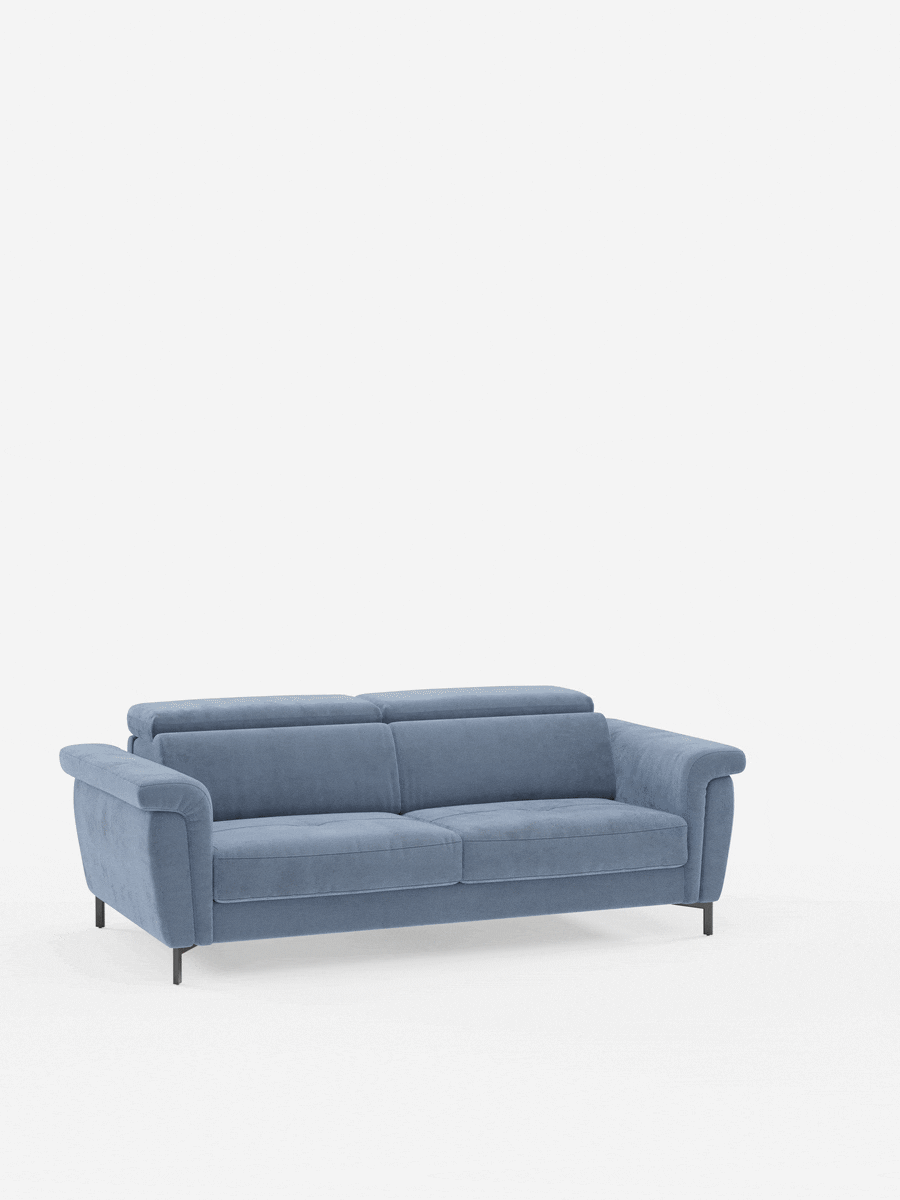 Un divano letto Capri blu dal design contemporaneo di divitt.sbs, caratterizzato da gambe alte nere e poggiatesta regolabili, è presentato su uno sfondo bianco a tinta unita. Rivestito con il raffinato tessuto effetto velluto smacchiabile T30, resistente alle macchie, questo divano a due posti vanta una squisita manifattura italiana, con una silhouette pulita e minimalista e braccioli arrotondati che gli conferiscono un aspetto moderno e accogliente.