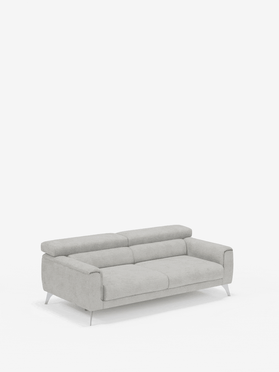 Un divano Caravaggio a 2 e 3 posti di colore grigio chiaro di divitt.sbs, rivestito con l'elegante tessuto T31 resistente alle macchie, è messo in risalto su uno sfondo bianco. Questo divano moderno è caratterizzato da sottili gambe in metallo, linee pulite e morbidi cuscini che gli conferiscono un look contemporaneo e minimalista. Progettato per garantire comfort e versatilità, le sue sedute allungabili consentono di regolare facilmente la profondità di seduta, mentre i poggiatesta reclinabili offrono