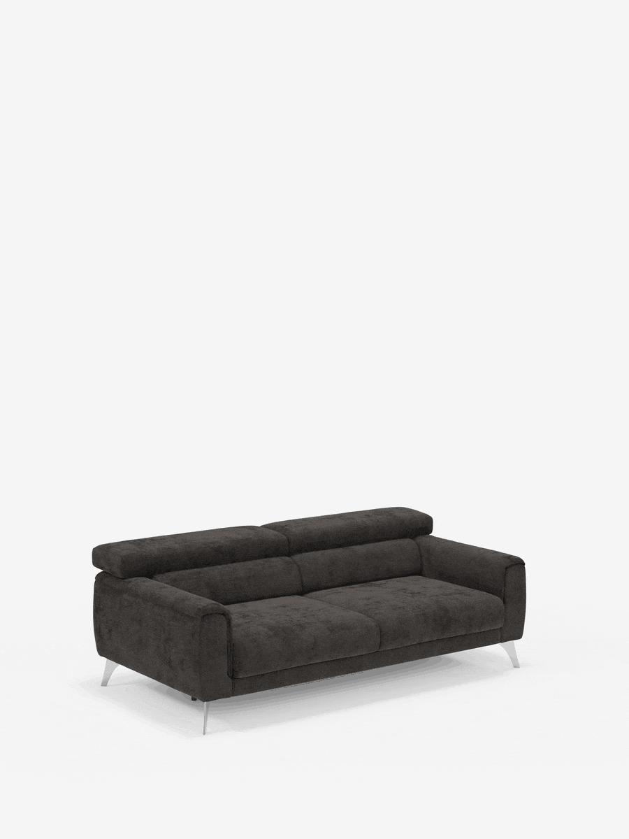 Un divano a due posti Caravaggio in grigio scuro, dal design contemporaneo, di divitt.sbs, realizzato in elegante tessuto T31 resistente alle macchie, caratterizzato da ampi cuscini, schienali bassi con poggiatesta cilindrici regolabili e sottili gambe in metallo. Su uno sfondo bianco a tinta unita, questo divano lineare può ospitare due persone e si distingue per le linee pulite e il design minimalista.