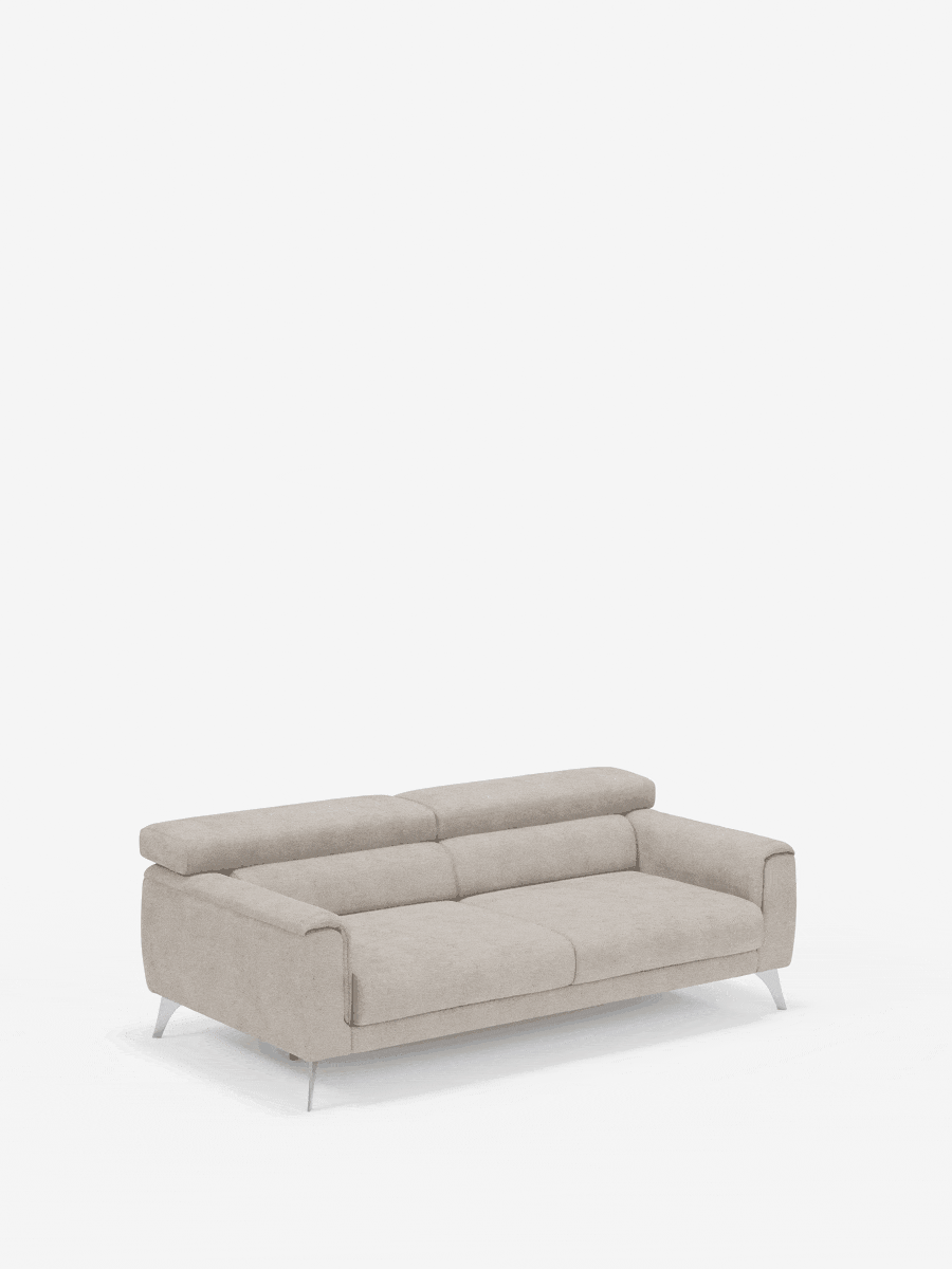Un moderno divano a due posti Caravaggio di divitt.sbs in beige chiaro, dotato di sedute allungabili e poggiatesta reclinabili in elegante tessuto smacchiabile T31, dalle linee pulite e con gambe cromate, è posizionato al centro di uno sfondo bianco a tinta unita. Il divano appare lussuoso e confortevole, con un design minimalista che si integra perfettamente in qualsiasi soggiorno contemporaneo.