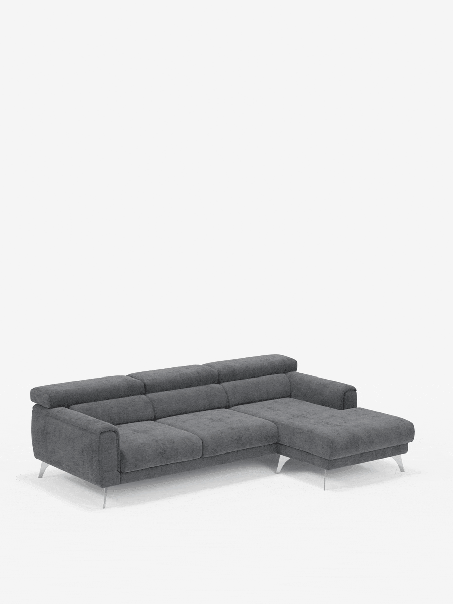 Un moderno divano angolare Caravaggio con penisola e sedute scorrevoli in tessuto smacchiabile T31 di divitt.sbs, rivestito in tessuto grigio scuro con chaise longue sul lato destro, schienali bassi, cuscini morbidi e gambe sottili in metallo, è posizionato al centro su uno sfondo bianco a tinta unita. Il suo design minimalista è caratterizzato da linee pulite e da un’estetica contemporanea, priva di accessori visibili.