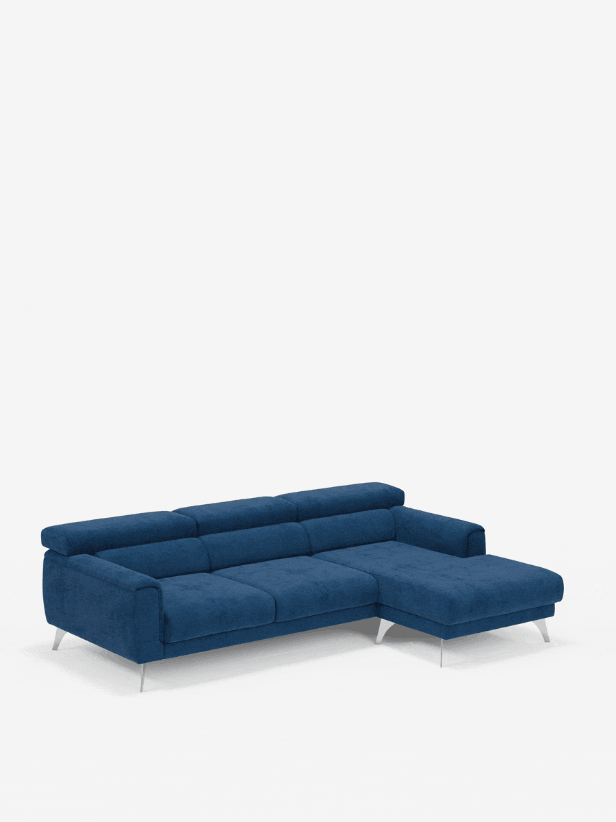 Il divano angolare Caravaggio con penisola e sedute scorrevoli in tessuto smacchiabile T31 di divitt.sbs presenta un rivestimento blu scuro, schienali bassi e una chaise longue orientata verso destra. È sostenuto da gambe angolate in metallo argentato ed è esposto su uno sfondo bianco a tinta unita.