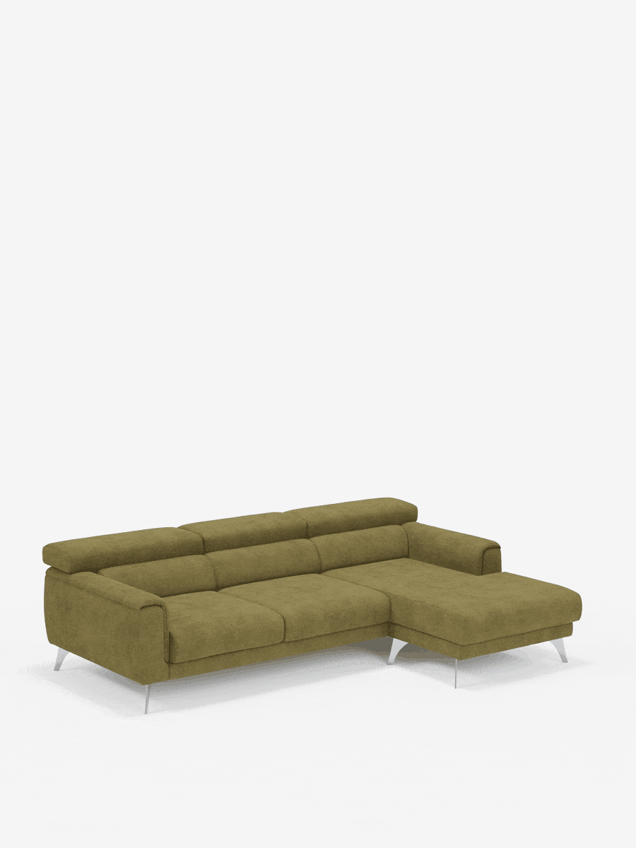 Un divano angolare Caravaggio in stile contemporaneo, color verde oliva, con penisola e sedute scorrevoli in tessuto smacchiabile T31 di divitt.sbs, dotato di tre cuscini di seduta, schienali bassi e una chaise longue estesa sul lato destro. Il design minimalista presenta sottili gambe in metallo ed è raffigurato su uno sfondo bianco a tinta unita.