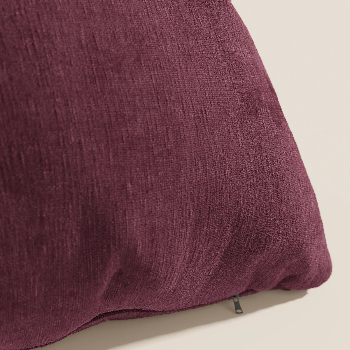 Primo piano del cuscino Bolero di divitt.sbs in colore marrone, con tessuto T31 morbido, antimacchia, impermeabile e non restringente. Una piccola cerniera nera è parzialmente visibile sul bordo inferiore destro su uno sfondo neutro.