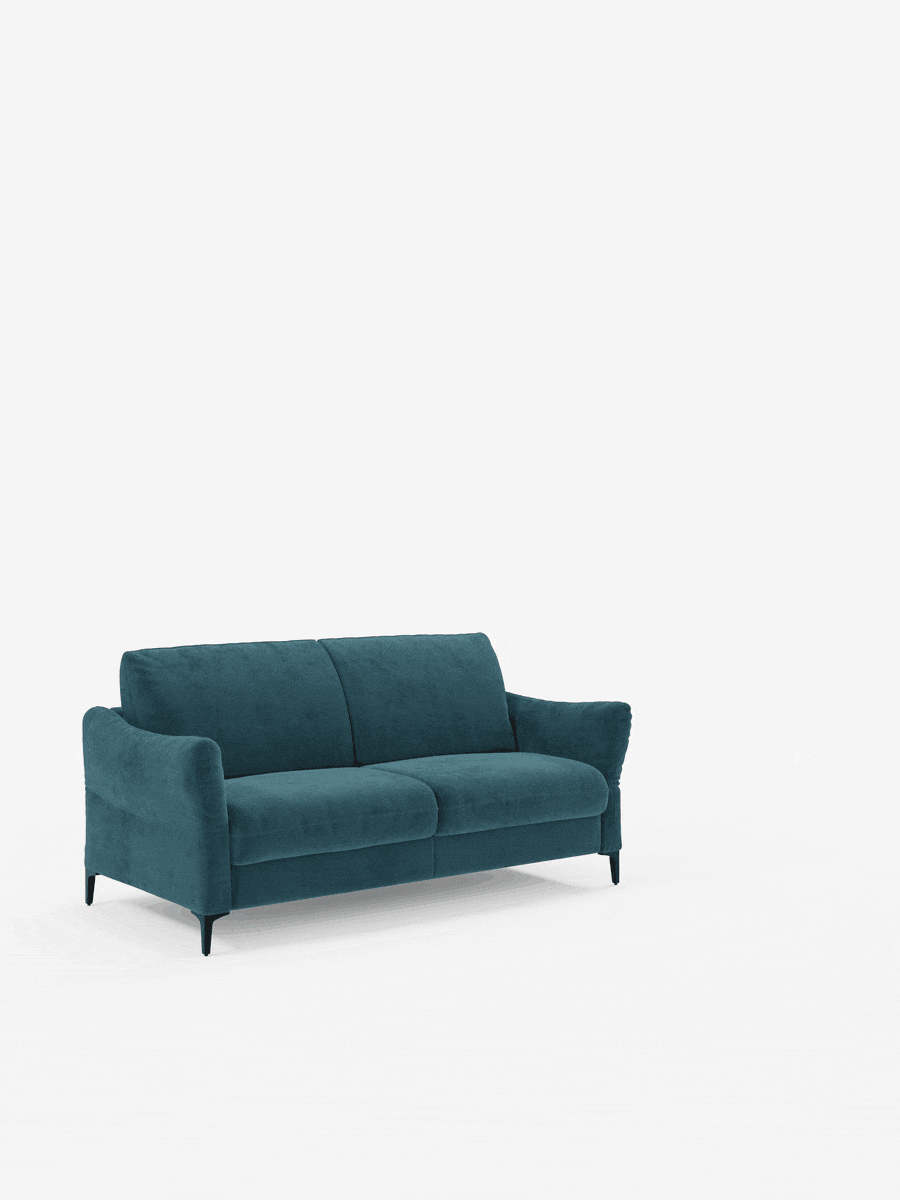 Un divano letto a due posti Dalia color verde acqua scuro di divitt.sbs, rivestito in moderno velluto T30 antimacchia e caratterizzato da sottili gambe nere, è posizionato da solo su uno sfondo bianco. Con i braccioli arrotondati e un design minimalista e contemporaneo, questo divano unisce lo stile alla praticità di un comodo letto estraibile dotato di un materasso H18. Le ombre sottili sotto il divano lo ancorano alla scena altrimenti vuota.