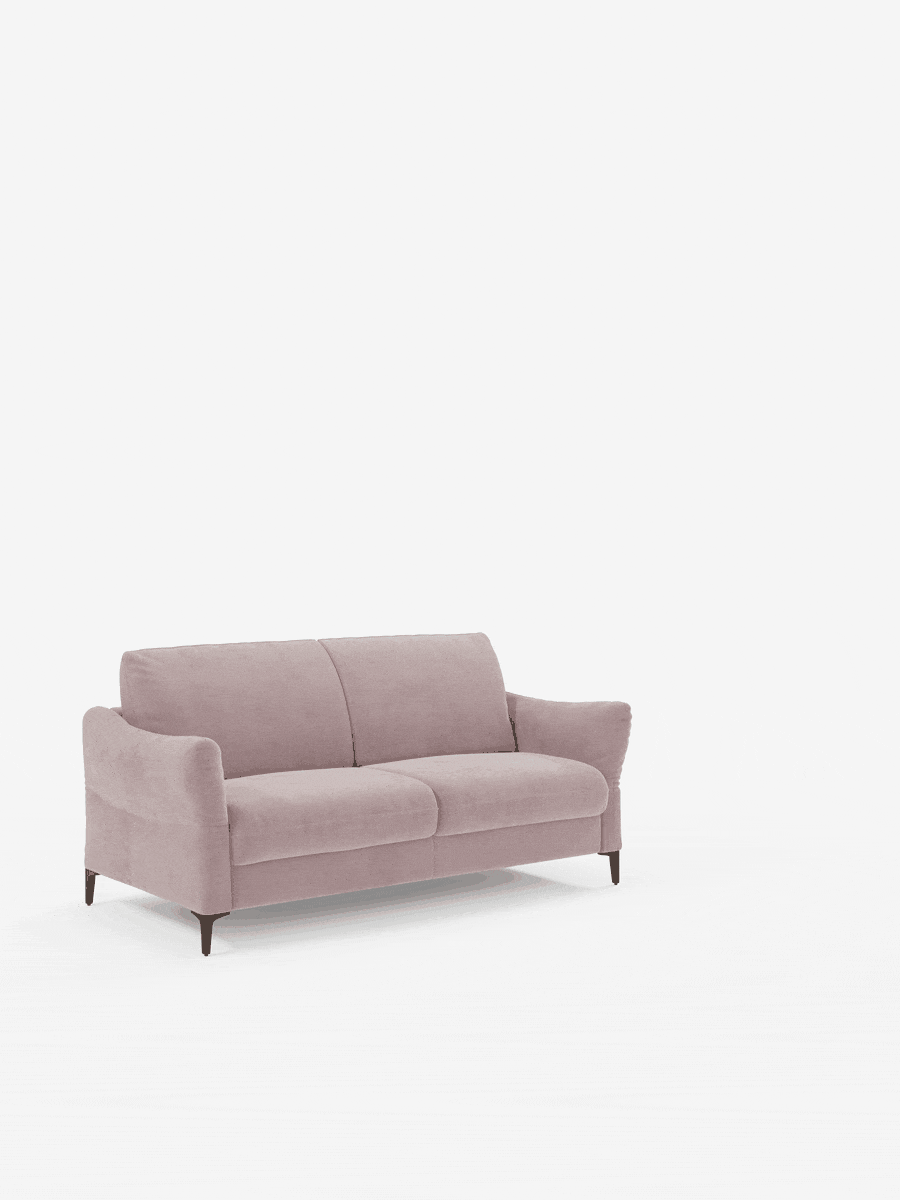 Il divano letto Dalia di divitt.sbs, qui presentato in una delicata tonalità malva, è caratterizzato da morbidi cuscini, braccioli arrotondati e gambe in legno scuro. Il suo design moderno e minimalista mette in risalto il morbido rivestimento in vellutino smacchiabile T30 e le linee pulite. Questo comodo divano letto matrimoniale è progettato per essere al tempo stesso accogliente e pratico, con opzioni disponibili a 2, 3 o 4 posti e dotato di un materasso H18.