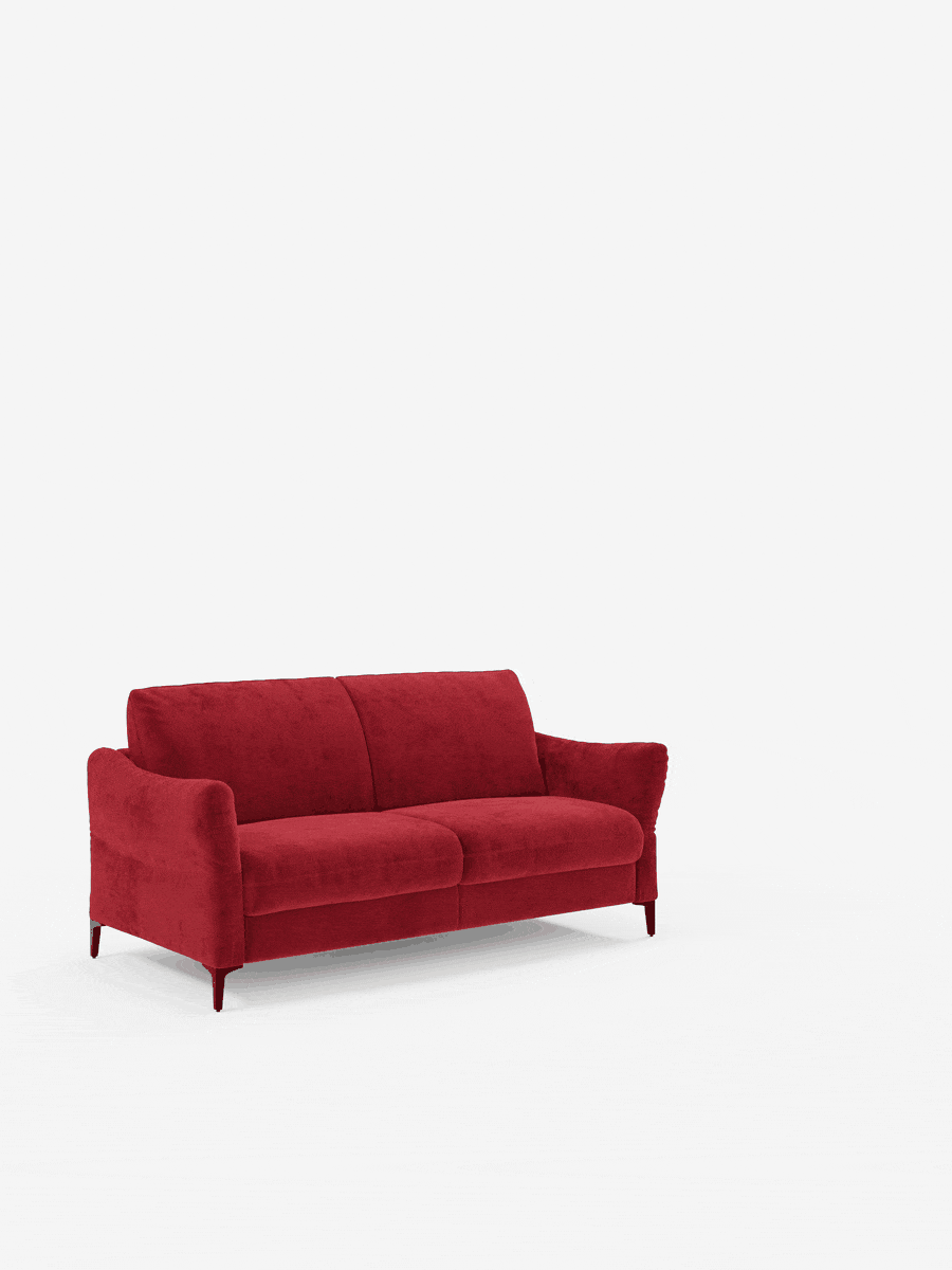 Un moderno divano letto a due posti “Dalia” rosso di divitt.sbs, rivestito in morbido tessuto T30 effetto velluto resistente alle macchie, presenta schienale e braccioli imbottiti. Le sue gambe corte e angolate si abbinano perfettamente al colore del divano. Il divano è posizionato su uno sfondo bianco minimalista, circondato da ampio spazio libero.