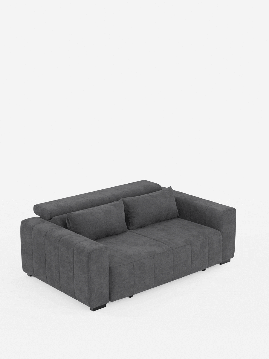 Su uno sfondo bianco è raffigurato un divano a 3 posti Doric di colore grigio scuro di divitt.sbs, caratterizzato da un design moderno con ampi braccioli e due cuscini rettangolari abbinati. L'animazione illustra la sua trasformazione da divano a letto spazioso grazie alle sedute estensibili tramite reclinazione elettrica e ai poggiatesta regolabili, mettendo in risalto sia il suo stile elegante che la sua praticità, il tutto in tessuto smacchiabile T23.