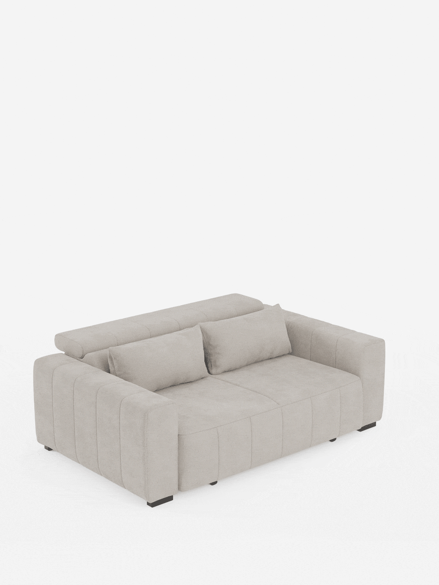 Un moderno divano a tre posti Doric divitt.sbs, color beige chiaro, dalle linee squadrate e rivestito in morbido tessuto T23 resistente alle macchie, dotato di sedute estensibili grazie al sistema di relax elettrico e di poggiatesta reclinabili; nell'immagine viene mostrato, passo dopo passo, il processo di trasformazione in un letto piano su sfondo bianco.