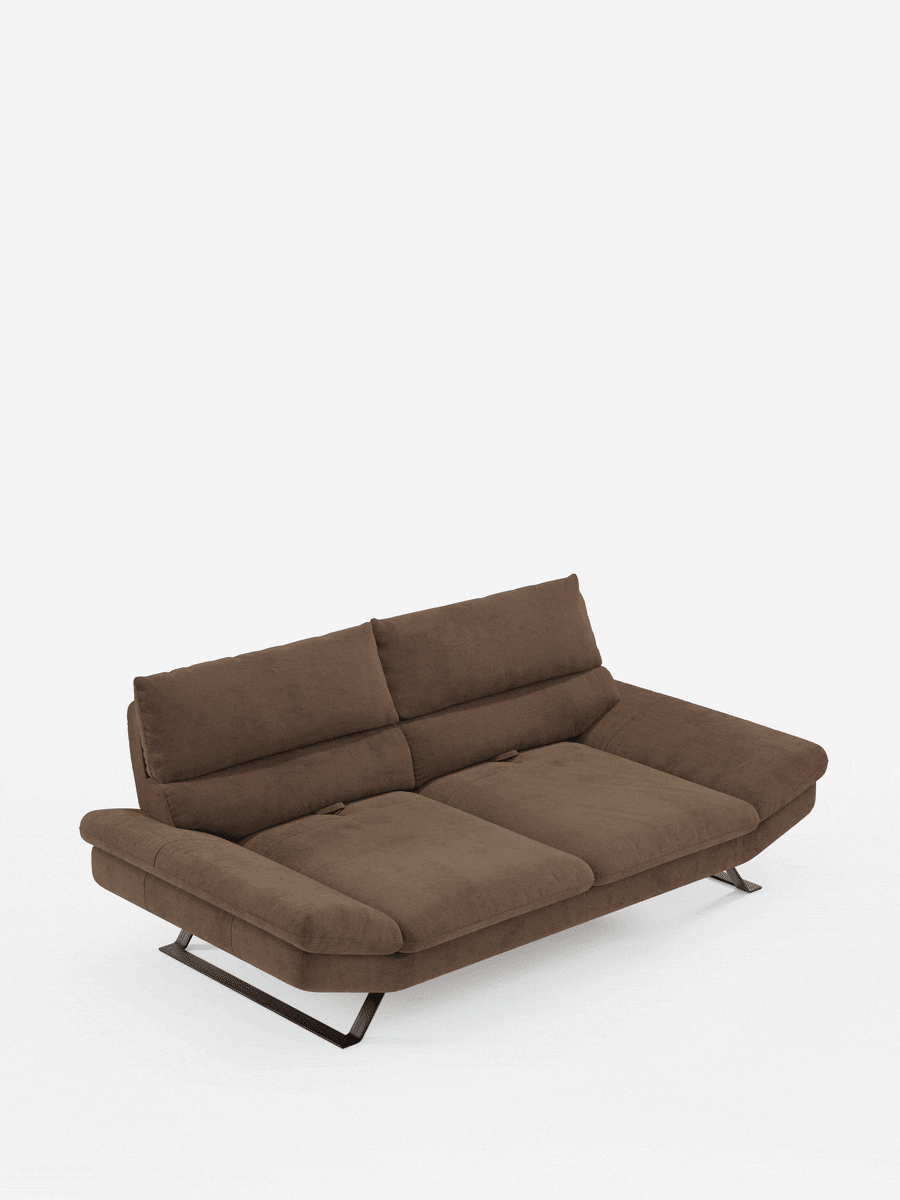 Certamente! Ecco la frase riscritta utilizzando i dati del prodotto da te forniti: Il divano Eclipse dal design moderno a 2 e 3 posti con schienali traslanti di divitt.sbs, presentato in microfibra T11 marrone smacchiabile con eleganti piedini alti in metallo angolari, offre comfort regolabile e schienali mobili che passano agevolmente dalla posizione di seduta eretta a quella di letto piatto, in primo piano su uno sfondo bianco.