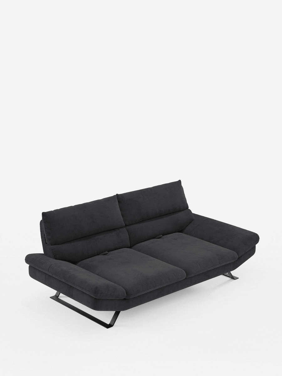 Un divano Eclipse contemporaneo dal design moderno di divitt.sbs, rivestito in elegante microfibra T11 grigio scuro resistente alle macchie, dotato di schienali reclinabili regolabili e sezioni di seduta con schienali traslanti. Il divano poggia su piedini alti in metallo nero su una base sospesa ed è presentato su uno sfondo bianco a tinta unita.