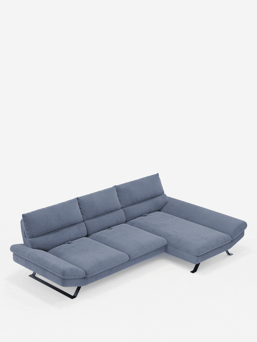 Un divano angolare contemporaneo blu Eclipse con penisola e schienali traslanti in microfibra tecnica smacchiabile T11 di divitt.sbs, caratterizzato da ampie sedute, tre cuscini dello schienale ed eleganti gambe angolari in metallo nero. Il divano è presentato su uno sfondo bianco sia in posizione verticale che reclinata, mettendo in risalto il suo innovativo meccanismo a schienali traslanti che gli consente di trasformarsi in una superficie piana simile a un letto.