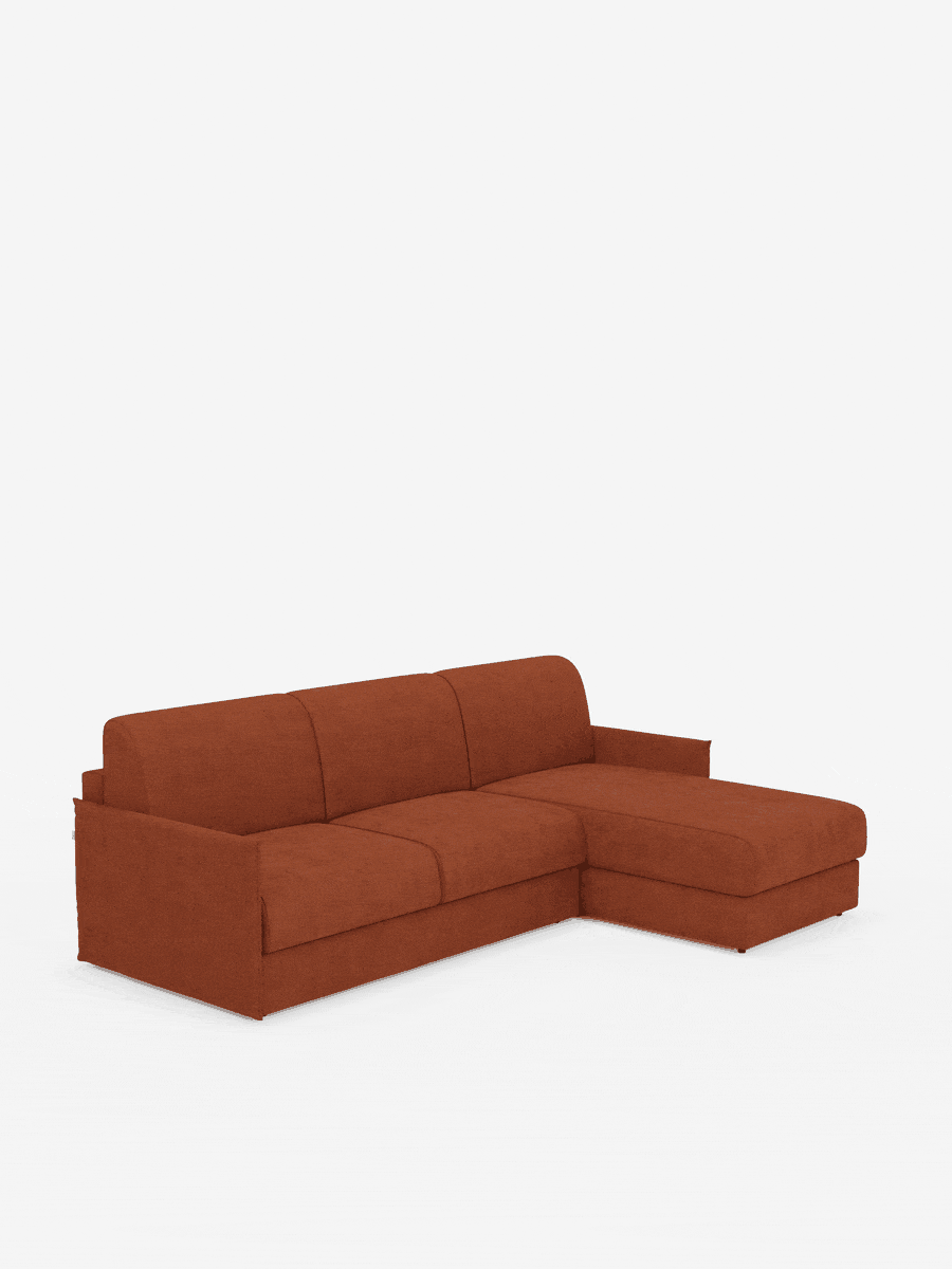 Vi presentiamo il divano letto angolare con penisola contenitore Evans di divitt.sbs, un divano componibile compatto e contemporaneo rivestito in tessuto T23 color arancio bruciato. Caratterizzato da morbidi cuscini dello schienale e della seduta, oltre che da braccioli bassi e squadrati che conferiscono un tocco moderno, questo versatile divano letto unisce stile e praticità. Lo sfondo bianco a tinta unita ne accentua le linee pulite e il design minimalista.