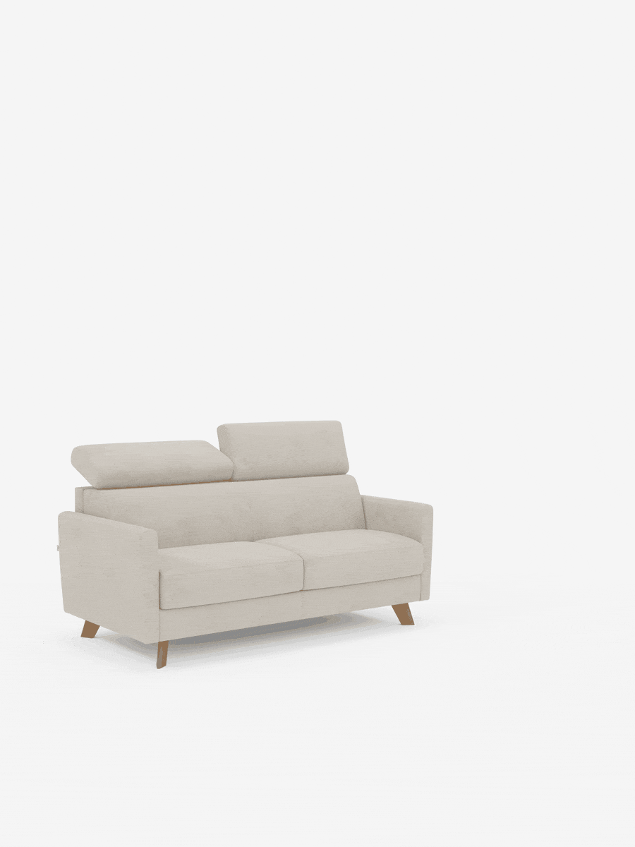 Il divano letto Francy di divitt.sbs, dal design pulito, minimalista e contemporaneo, è presentato con poggiatesta regolabili, rivestito in tessuto beige smacchiabile T30 e con gambe in legno su sfondo bianco. Il divano a 3 posti è dotato di due cuscini di seduta, braccioli squadrati e due poggiatesta regolabili a diverse altezze. Il rivestimento, sfoderabile al 100%, offre eleganza e praticità.
