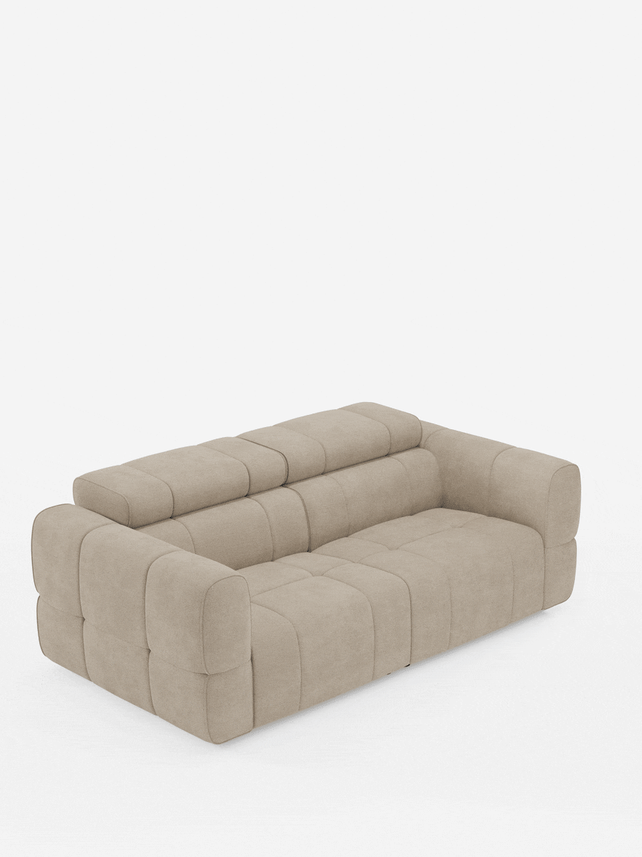 Giotto, divano modulare a tre posti con poggiatesta reclinabili e funzione relax elettrica opzionale, rivestito in tessuto smacchiabile T23: un divano a tre posti dalle linee squadrate, con trapuntatura, color beige chiaro, dotato di poggiatesta regolabili e ampi braccioli squadrati su sfondo bianco.