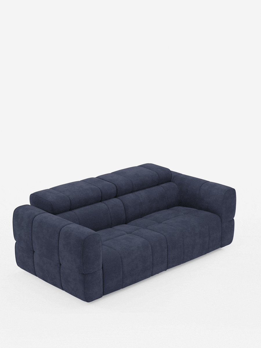 Un divano modulare Giotto a 3 posti blu navy, con poggiatesta reclinabili e funzione relax elettrica opzionale, rivestito in tessuto smacchiabile T23, caratterizzato da un design squadrato e trapuntato con ampi braccioli, schienale basso e poggiatesta integrati su sfondo bianco.