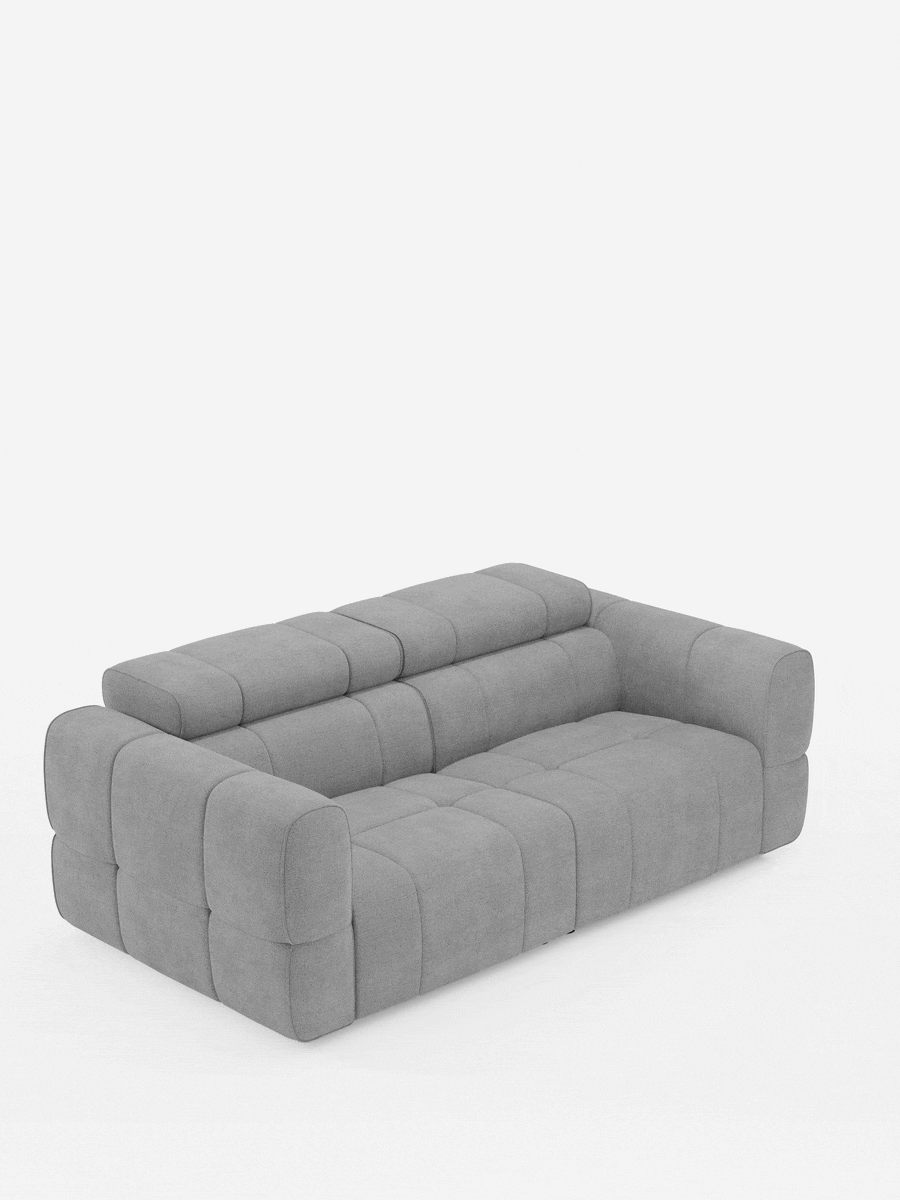 Divano modulare Giotto a 3 posti in tessuto grigio chiaro, con poggiatesta reclinabili e funzione relax elettrica opzionale in tessuto smacchiabile T23, caratterizzato da un design squadrato e trapuntato con ampi braccioli e poggiatesta regolabili su uno sfondo bianco a tinta unita.