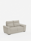 Il divano Ischia a 3 posti con pouf estraibile e schienali traslanti in tessuto misto lino smacchiabile è un moderno divano a 3 posti color beige chiaro, caratterizzato da morbidi cuscini dello schienale, ampi braccioli e piccoli piedini scuri su sfondo bianco.