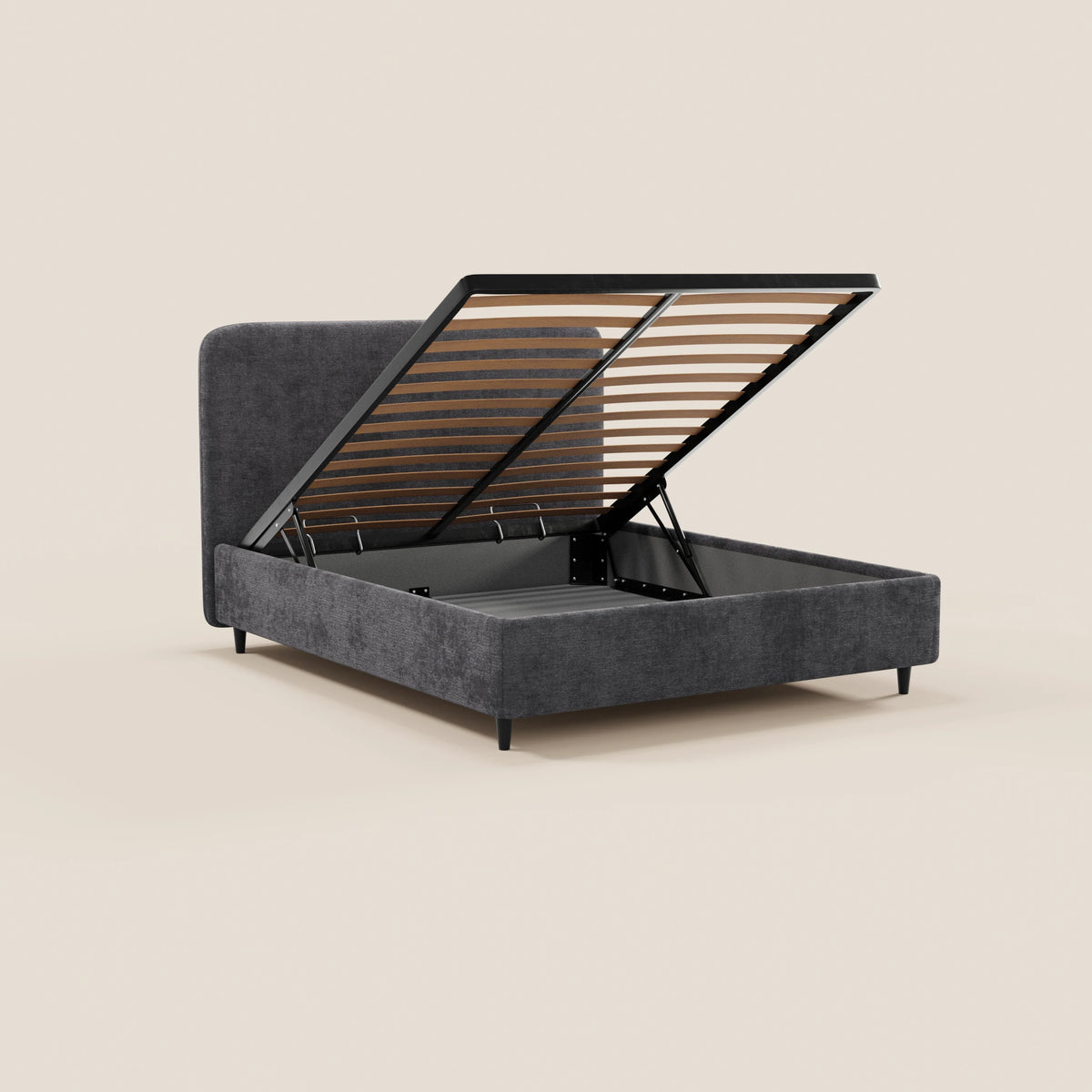 Il letto imbottito KAELOS minimal di Letti.store è dotato di un ampio vano contenitore, sottili piedini alti neri e una testiera arrotondata in tessuto ciniglia, che si staglia su uno sfondo beige a tinta unita per un look elegante e moderno.