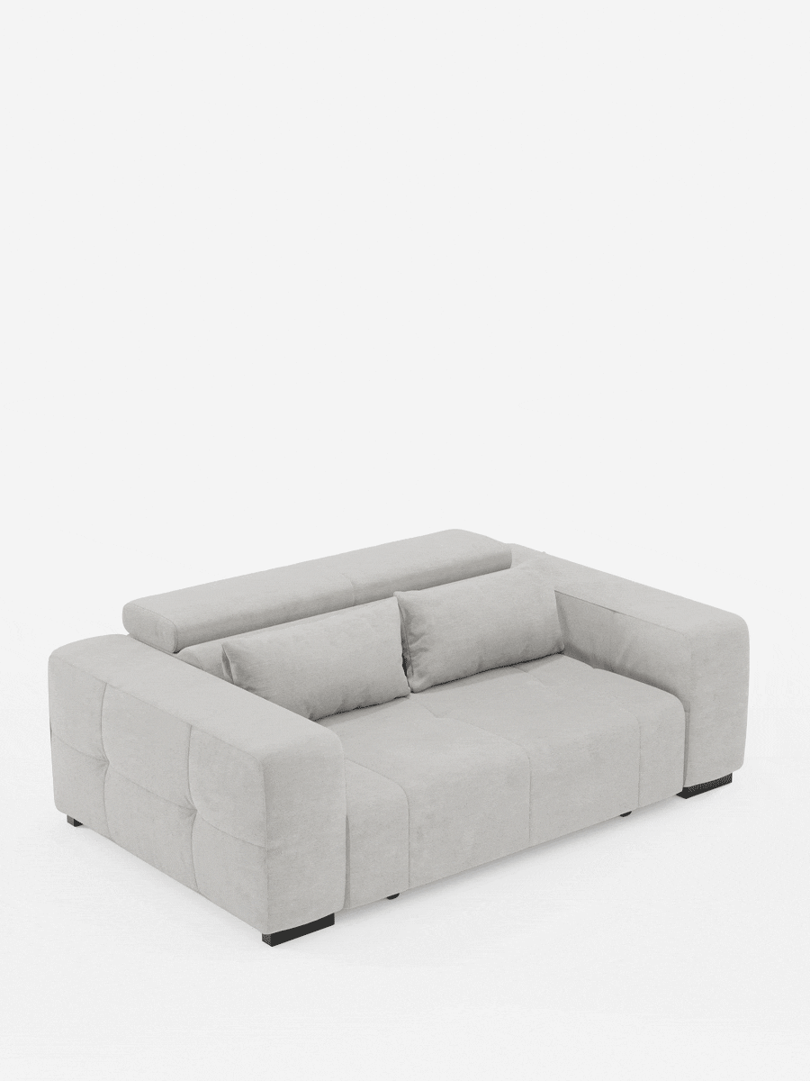 Il divano Monarch con relax elettrico di divitt.sbs è un divano contemporaneo di colore grigio chiaro, realizzato in morbido tessuto T31 resistente alle macchie. Il suo design innovativo è caratterizzato da meccanismi elettrici che consentono di reclinare le sedute e i poggiatesta regolabili, mentre i braccioli rimangono fissi. Presentato su uno sfondo bianco con due cuscini coordinati, questo divano contemporaneo multifunzionale Monarch mette in risalto sia il comfort che lo stile moderno.