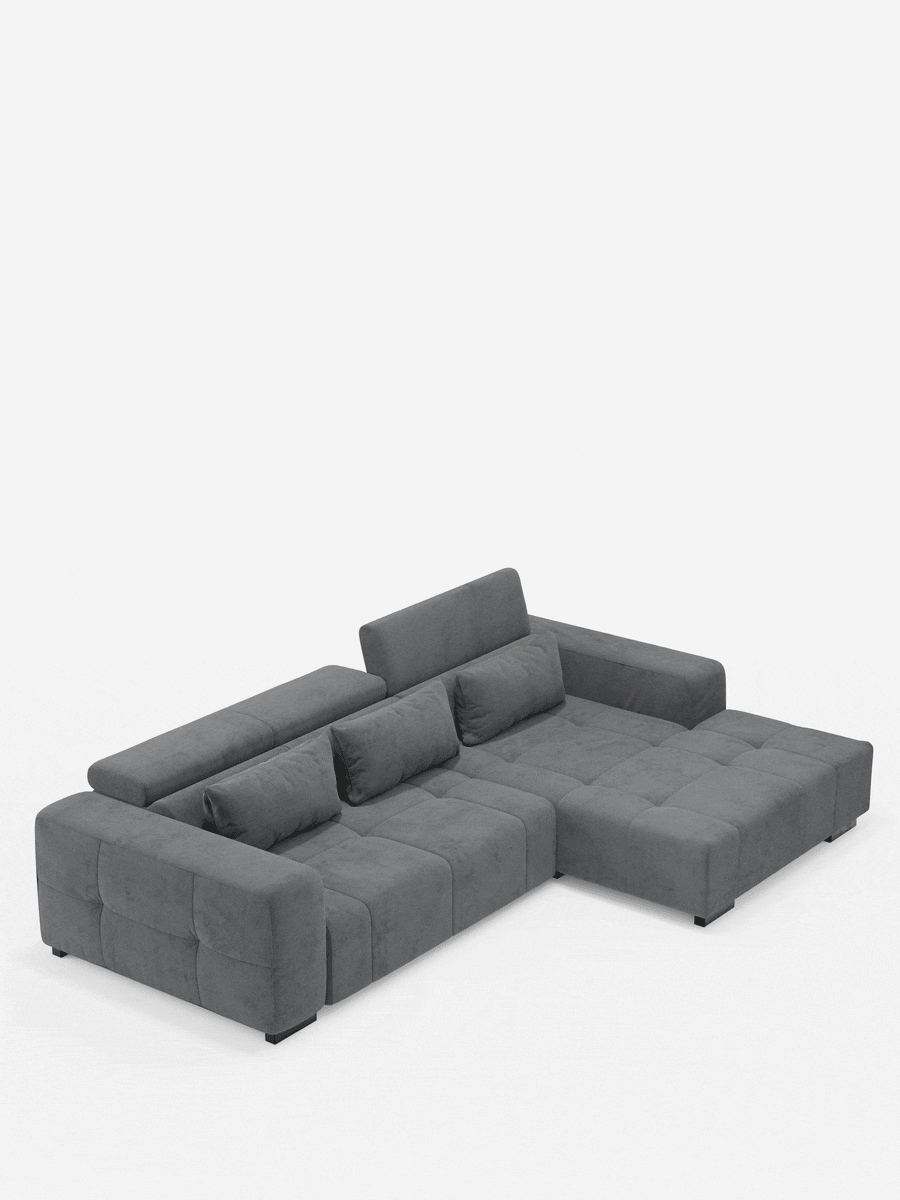 Vi presentiamo il divano angolare Monarch con penisola e funzione Relax elettrica per l’allungamento delle sedute, a cura di divitt.sbs. Rivestito in tessuto T31 grigio scuro antimacchia, questo divano componibile dal design contemporaneo è dotato di tre poggiatesta reclinabili regolabili, due cuscini lombari abbinati e cuscini di seduta trapuntati. Il divano presenta braccioli ampi e morbidi e piedini neri bassi, il tutto messo in risalto da uno sfondo bianco a tinta unita.