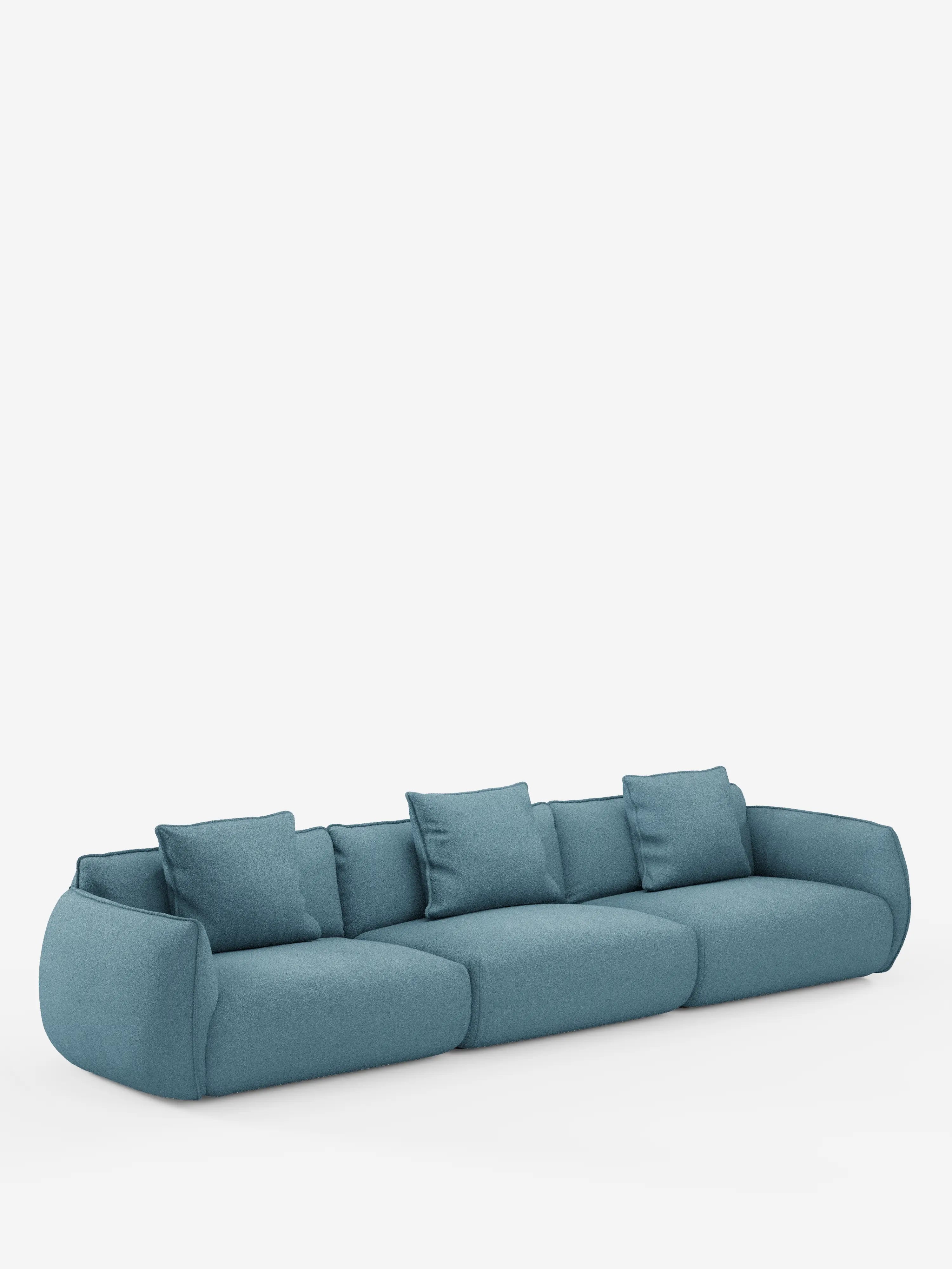 Un divano modulare contemporaneo Nimbus a 3 posti di divitt.sbs, rivestito in tessuto T33 effetto cotone resistente alle macchie, colore blu verde acqua, caratterizzato da bordi arrotondati, tre sezioni di seduta e quattro cuscini quadrati abbinati, presentato su uno sfondo bianco a tinta unita.