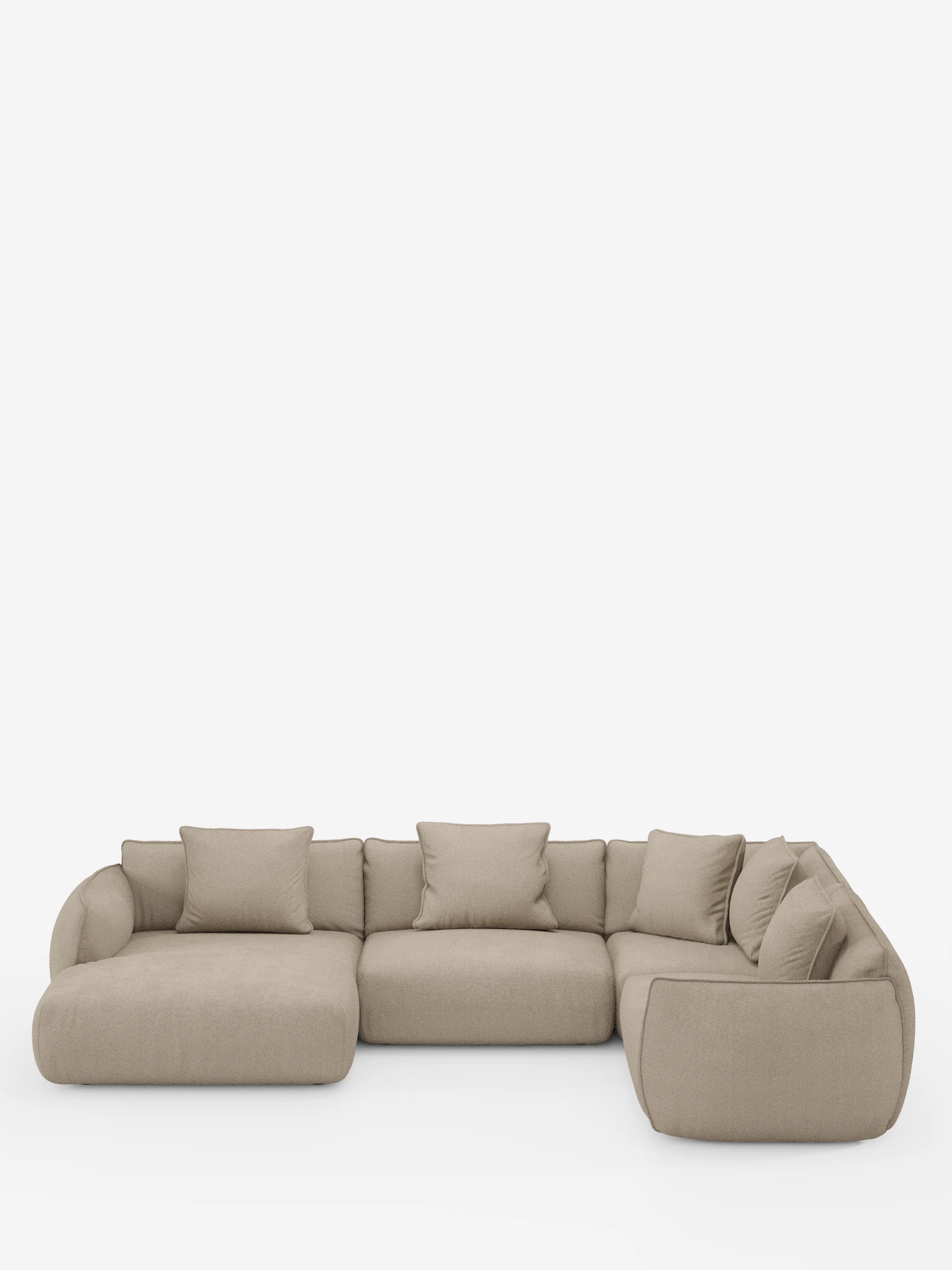 Un ampio divano componibile beige a forma di L — il modello “Nimbus” di divitt.sbs, un divano angolare panoramico componibile con penisola e angolo in tessuto smacchiabile T33 — spicca su uno sfondo bianco. Caratterizzato da morbidi cuscini, un design dalle linee arrotondate e sei cuscini decorativi abbinati, questo divano contemporaneo offre comfort e stile.
