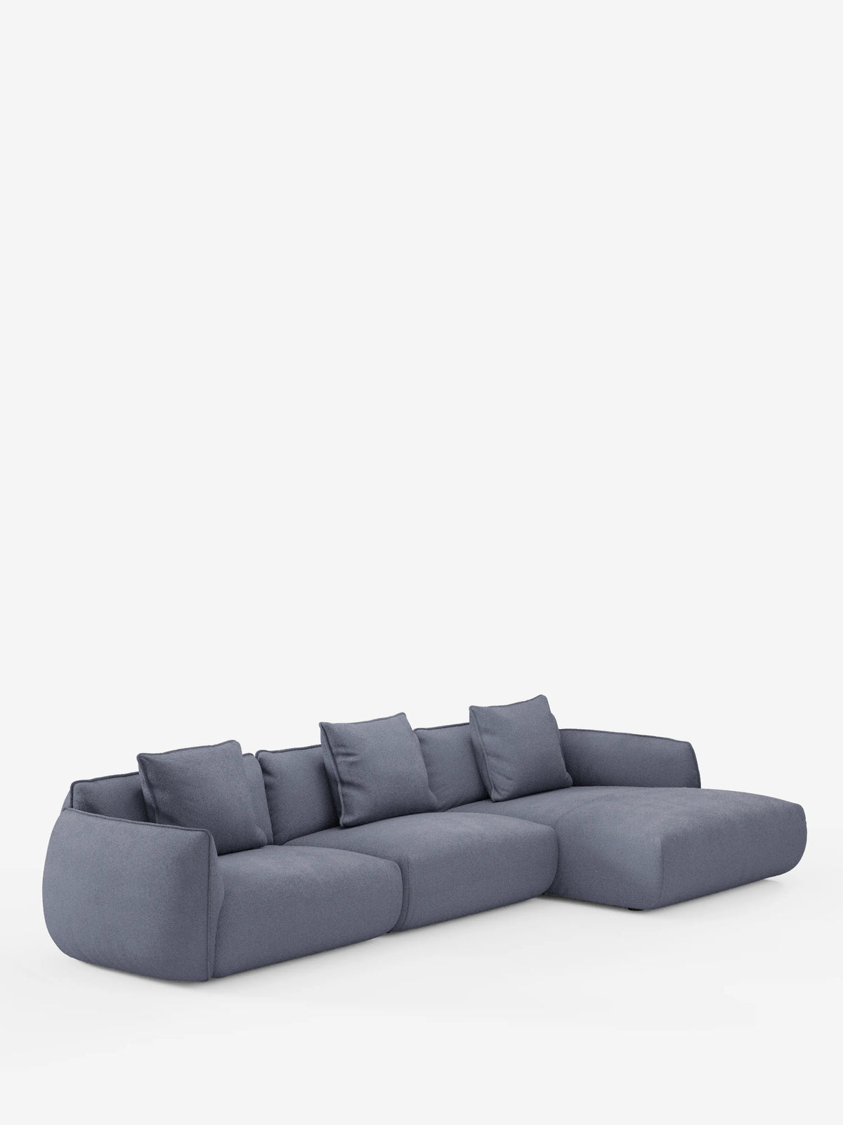 Un divano angolare con penisola componibile Nimbus dal design contemporaneo e dalle linee sobrie, realizzato da divitt.sbs, rivestito in morbido tessuto T33 effetto cotone, resistente alle macchie, in una tonalità di blu tenue, dotato di quattro cuscini di seduta, quattro cuscini dello schienale e una spaziosa chaise longue sul lato destro, il tutto su uno sfondo bianco a tinta unita.