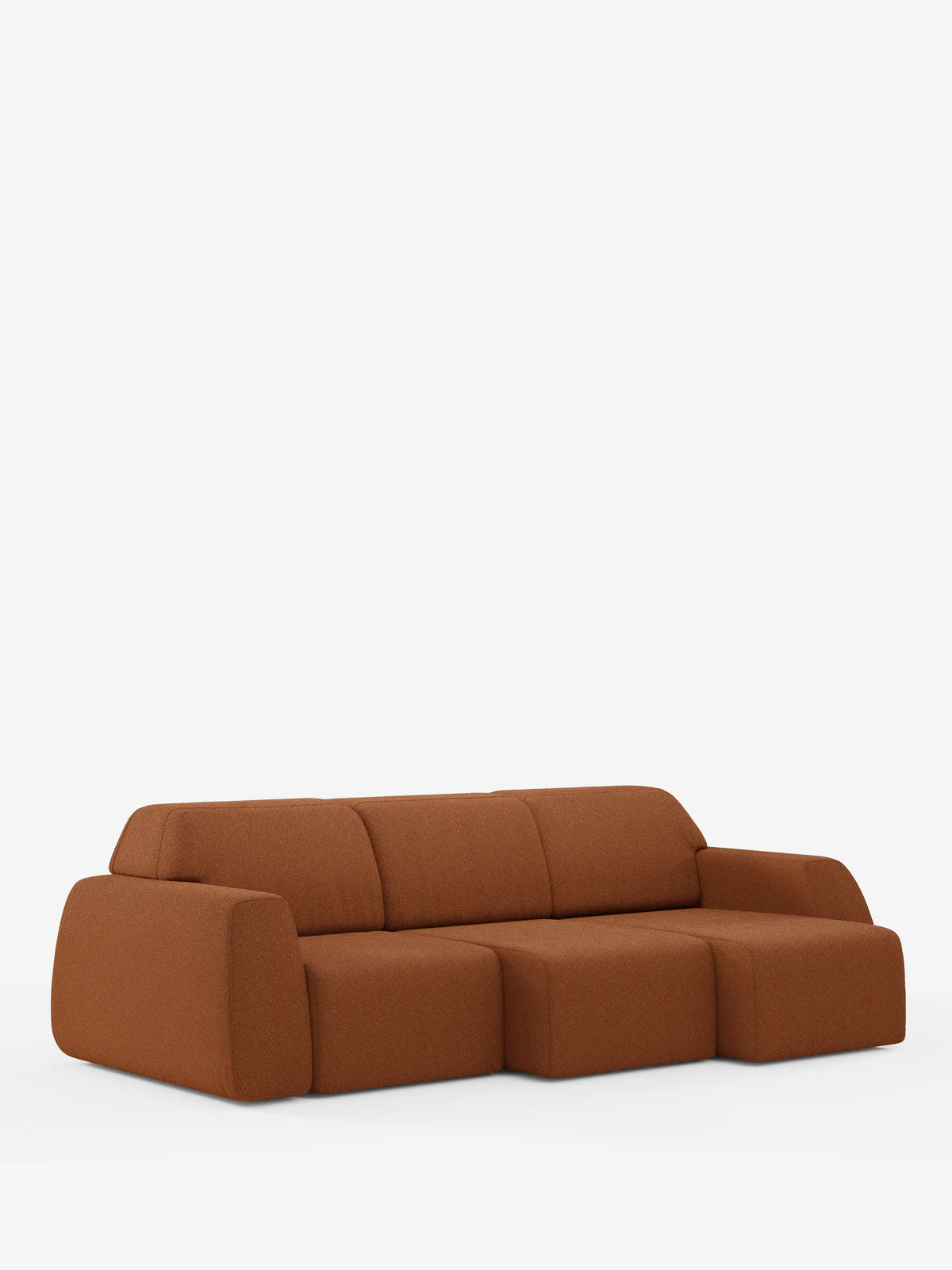 Un divano Orbit contemporaneo color marrone di divitt.sbs con tre sedute scorrevoli ed estensibili, rivestito in tessuto T33 effetto cotone, facile da pulire. Il divano presenta bordi morbidi e arrotondati e un design modulare dal profilo basso, che risalta su uno sfondo bianco a tinta unita. Questo divano con 3 sedute scorrevoli è completamente sfoderabile per una facile pulizia e manutenzione.
