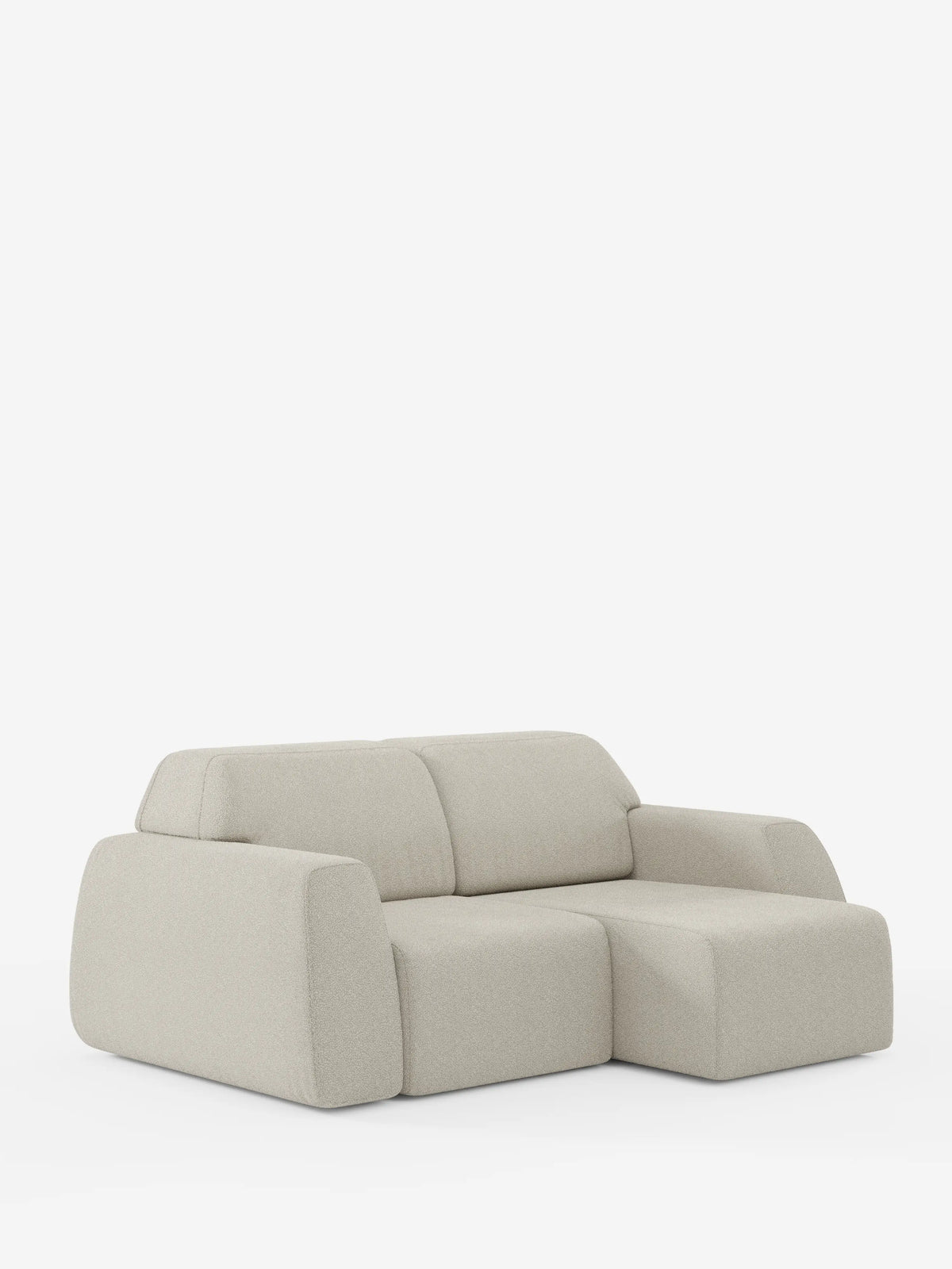 Un divano imbottito contemporaneo color grigio chiaro di divitt.sbs, il divano Orbit da 2 e 3 posti con sedute scorrevoli, si caratterizza per le forme geometriche morbide e i braccioli ampi e bassi. Questo moderno divano componibile include una chaise longue sul lato destro ed è interamente sfoderabile con tessuto T33 effetto cotone antimacchia, offrendo un’estetica minimalista su uno sfondo bianco a tinta unita.