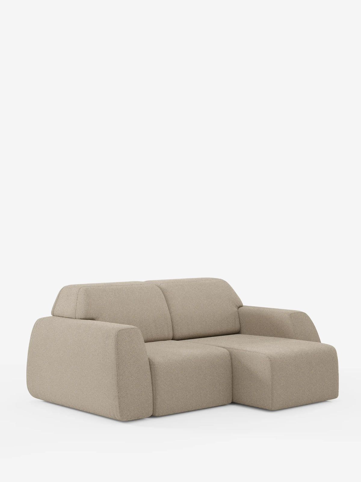 Vi presentiamo il divano Orbit a 3 posti con sedute scorrevoli di divitt.sbs, un moderno divano componibile beige caratterizzato da bordi arrotondati e da una chaise longue a destra. Questo divano, completamente sfoderabile, è rivestito in tessuto T33 effetto cotone, facile da pulire, e presenta cuscini spessi e morbidi con uno schienale basso. Elegante e accogliente, il divano si staglia su uno sfondo bianco liscio, senza gambe a vista né decorazioni aggiuntive.