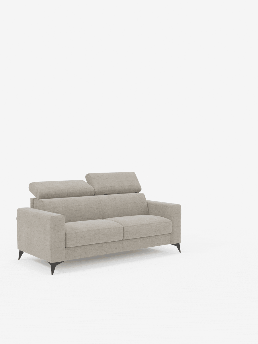 Un divano letto matrimoniale Pegaso in stile contemporaneo di divitt.sbs, rivestito in tessuto jacquard antimacchia T22 grigio chiaro, è posizionato al centro su uno sfondo bianco. Uno dei suoi poggiatesta reclinabili regolabili è in posizione verticale, mentre l’altro è disteso, a dimostrazione della loro versatilità. Questo divano moderno può ospitare da due a tre persone e presenta robuste gambe nere, oltre a un design minimalista e lineare.