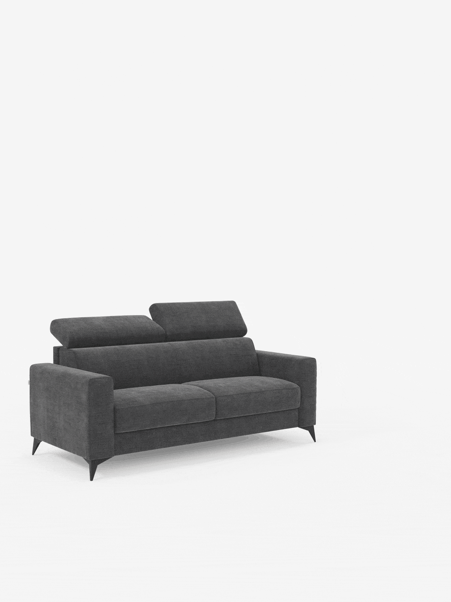 Un moderno divano letto matrimoniale Pegaso di divitt.sbs, rivestito in tessuto jacquard T22 grigio scuro e resistente alle macchie, è dotato di due cuscini di seduta, due cuscini dello schienale e poggiatesta regolabili. Appoggiato su gambe angolari nere, questo divano letto contemporaneo è messo in risalto da uno sfondo bianco a tinta unita, che gli conferisce un look minimalista e pulito.