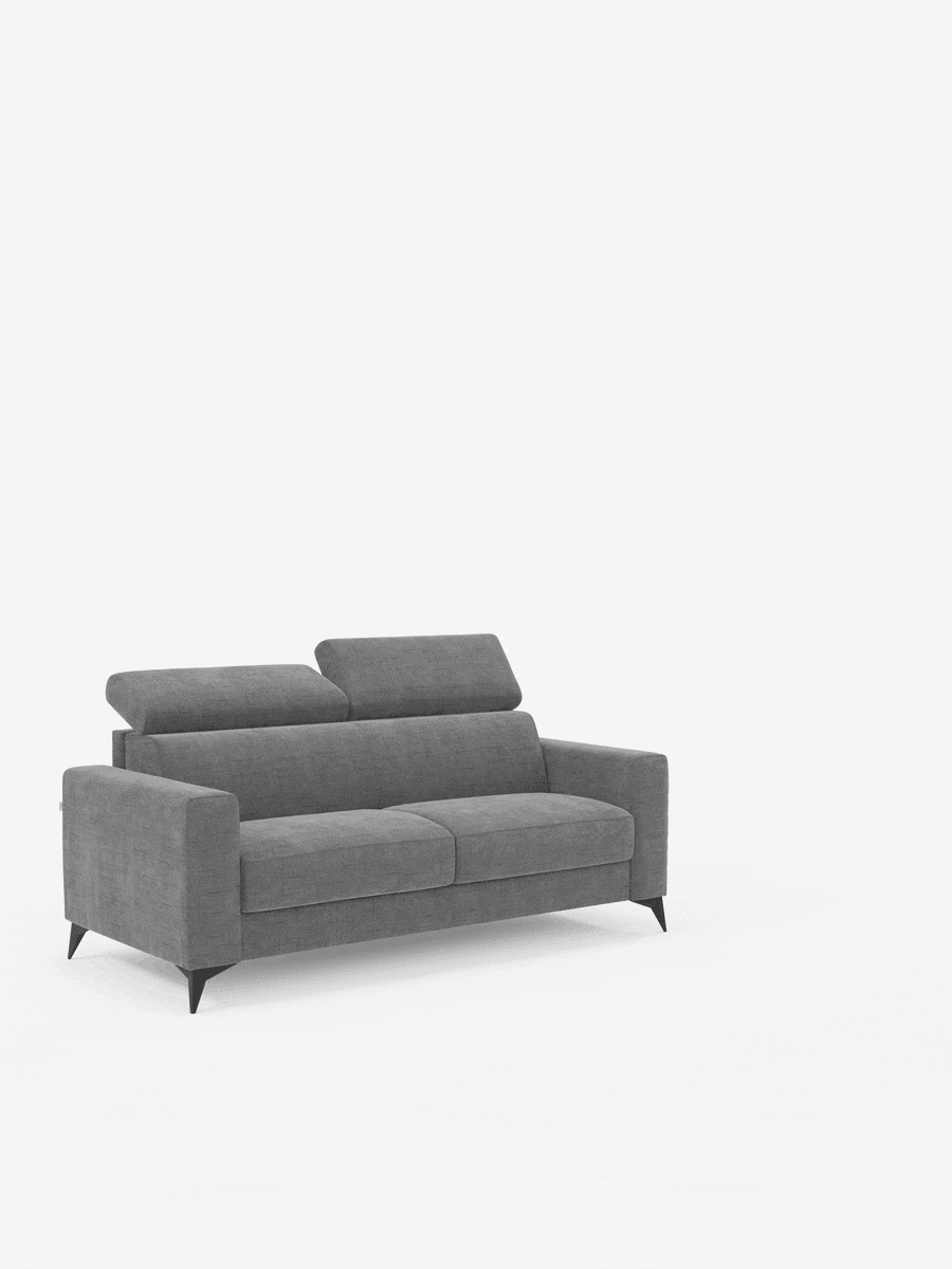 Un divano letto matrimoniale Pegaso di divitt.sbs, rivestito in moderno tessuto jacquard grigio antimacchia T22, caratterizzato da due ampi cuscini di seduta, braccioli squadrati, gambe angolate nere e due poggiatesta regolabili, è raffigurato su uno sfondo bianco a tinta unita.