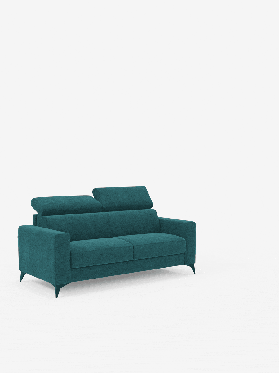 Un divano letto matrimoniale Pegaso color verde acqua di divitt.sbs, rivestito in tessuto jacquard antimacchia T22, con poggiatesta regolabili, spiccata su uno sfondo bianco liscio. Questo divano moderno presenta ampi braccioli, gambe angolate e un design minimalista. Nell’animazione, i cuscini dello schienale divisi in due parti si sollevano per offrire un sostegno personalizzabile.