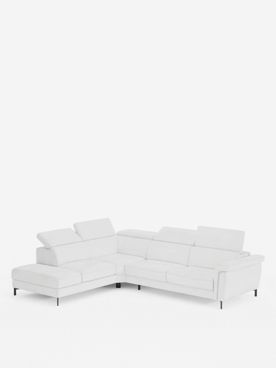 Il divano letto angolare Capri con poggiatesta reclinabili e materasso ad alte prestazioni in tessuto vellutino smacchiabile T30 di divitt.sbs è un moderno divano componibile a L di colore bianco, che spicca su uno sfondo bianco a tinta unita. Caratterizzato da poggiatesta regolabili e da sottili gambe nere, questo divano angolare sfoggia un design moderno grazie al suo aspetto lussuoso e spazioso, perfetto per qualsiasi soggiorno contemporaneo.