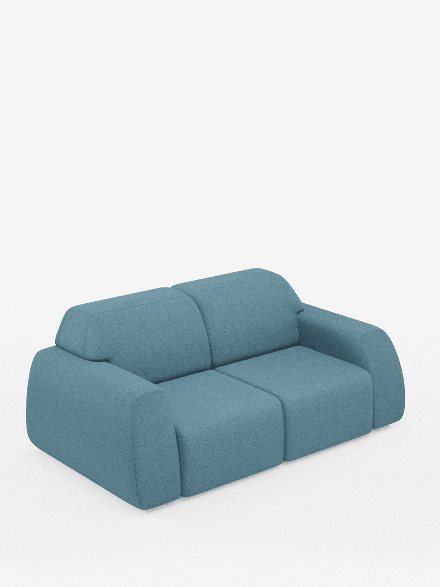 Un divano a tre posti Orbit blu in stile contemporaneo di divitt.sbs è presentato su uno sfondo bianco; si caratterizza per i braccioli larghi, lo schienale basso e i bordi morbidi e arrotondati. Il design, in stile minimalista e moderno, presenta sedute scorrevoli ed è interamente sfoderabile, con rivestimento in tessuto T33 effetto cotone di facile pulizia.