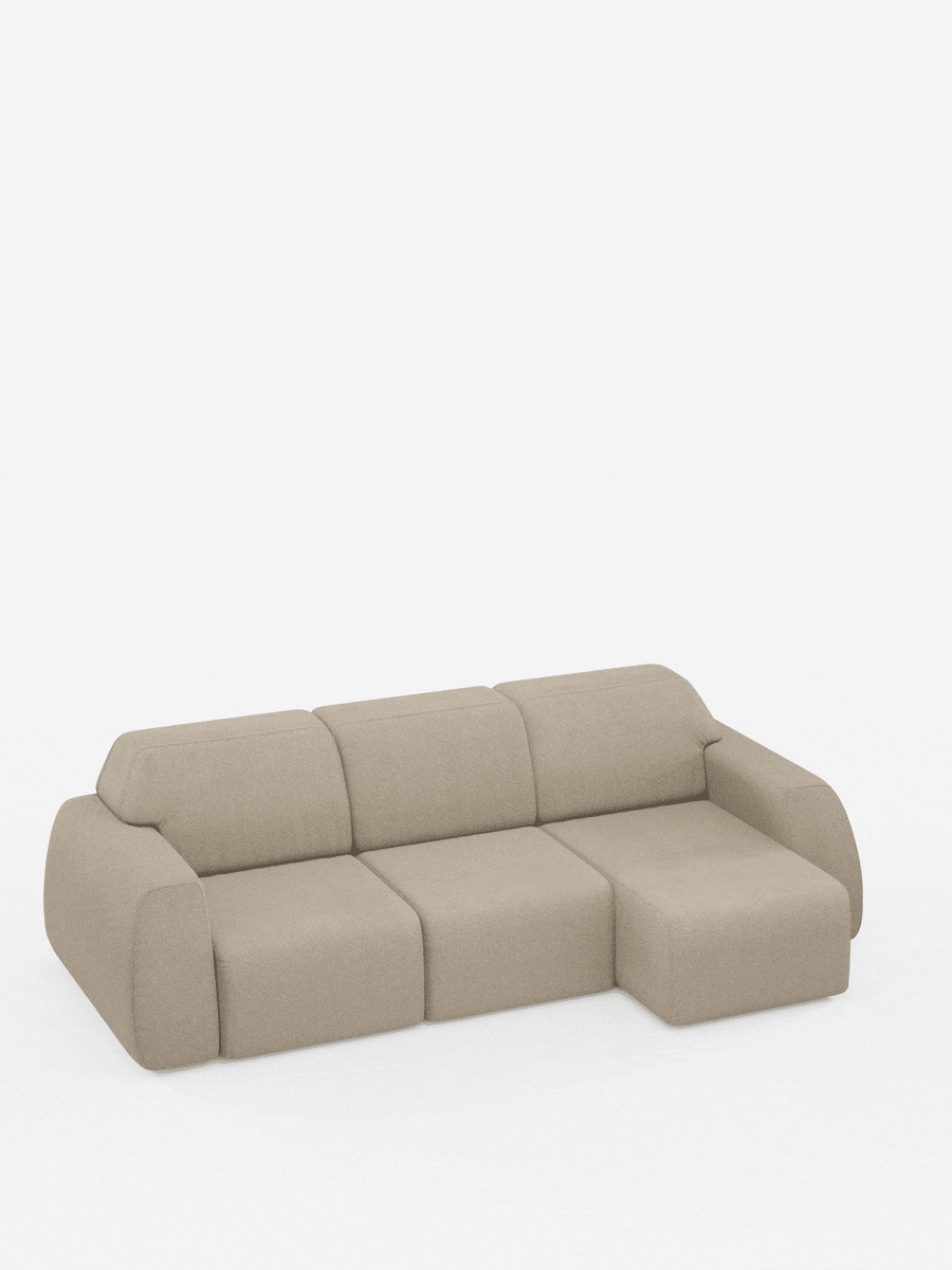 Il divano angolare Orbit con penisola reversibile e tutte le sedute allungabili in tessuto smacchiabile effetto cotone T33 di divitt.sbs è un divano modulare moderno e minimalista di colore beige, con tre posti e una chaise longue sul lato destro. Si caratterizza per i bordi arrotondati e l’aspetto morbido e imbottito, che risalta sullo sfondo bianco a tinta unita.
