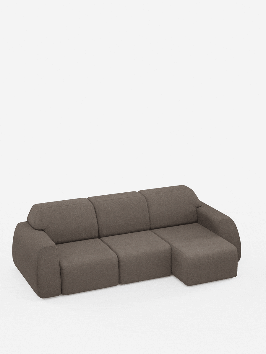 Un divano modulare contemporaneo di divitt.sbs, l’Orbit Divano angolare con penisola reversibile e tutte le sedute allungabili in tessuto smacchiabile effetto cotone T33, è caratterizzato da ampi cuscini, braccioli arrotondati e uno schienale basso. Qui presentato in un caldo tessuto marrone su uno sfondo bianco a tinta unita, la sua chaise longue reversibile e il design minimalista evocano lo stile raffinato di un divano di alta gamma.