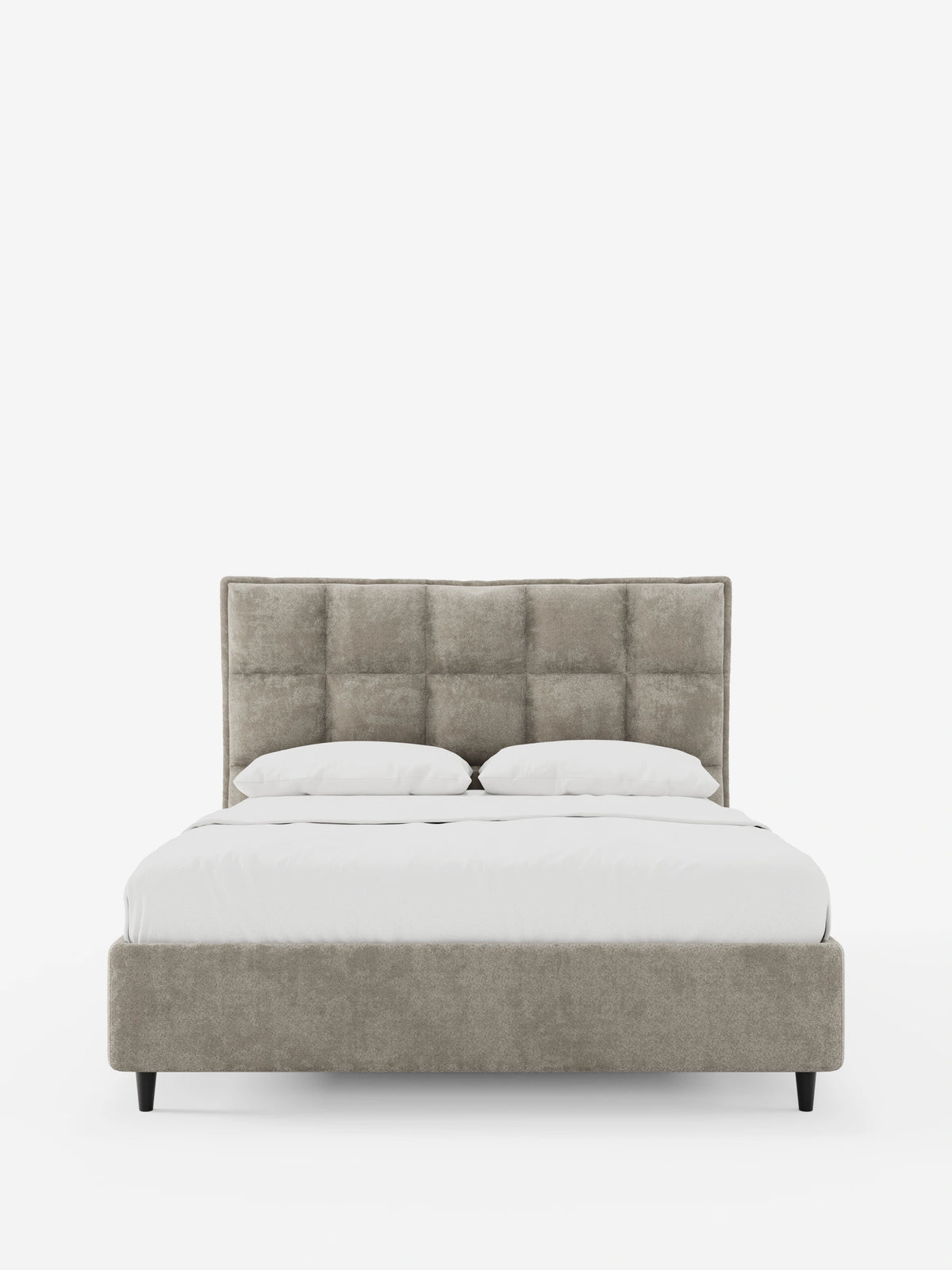 Un letto imbottito AURO color marrone chiaro con contenitore e testiera alta capitonné in ciniglia Oeko-Tex®, caratterizzato da una testiera alta con trapuntatura quadrata, biancheria da letto bianca, una struttura imbottita e spessa e gambe corte affusolate nere su uno sfondo bianco a tinta unita.