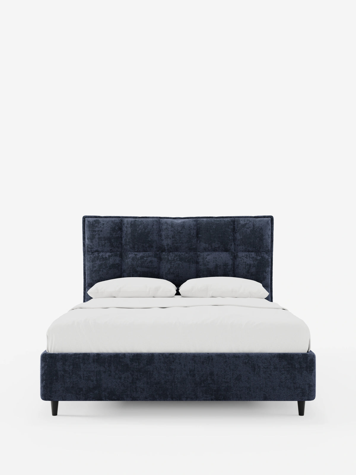 Il letto imbottito AURO con contenitore e testiera alta capitonné in ciniglia Oeko-Tex® è un letto blu scuro dalla trama vellutata, con una testiera alta a capitonné quadrato, biancheria da letto bianca e quattro gambe sottili e scure che risaltano sullo sfondo bianco.