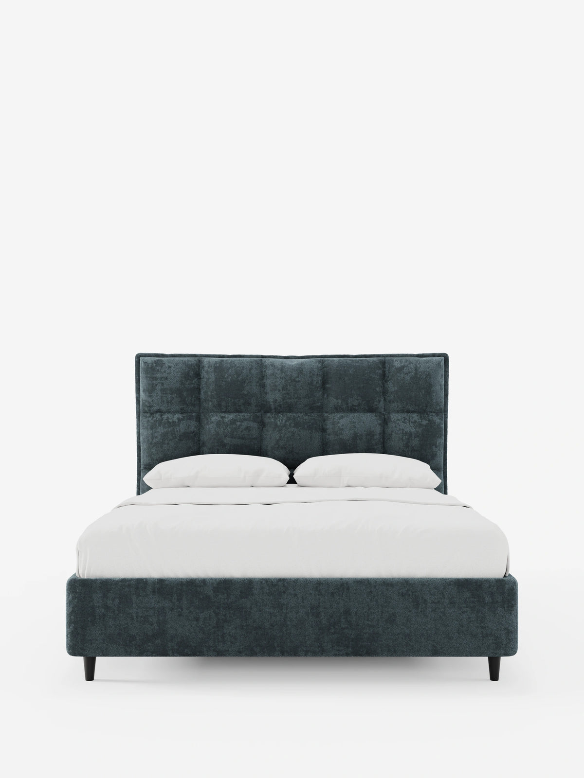 Un letto imbottito AURO color verde acqua scuro con contenitore e testiera alta capitonné in ciniglia Oeko-Tex®, con biancheria da letto bianca e gambe corte affusolate nere su uno sfondo bianco a tinta unita.