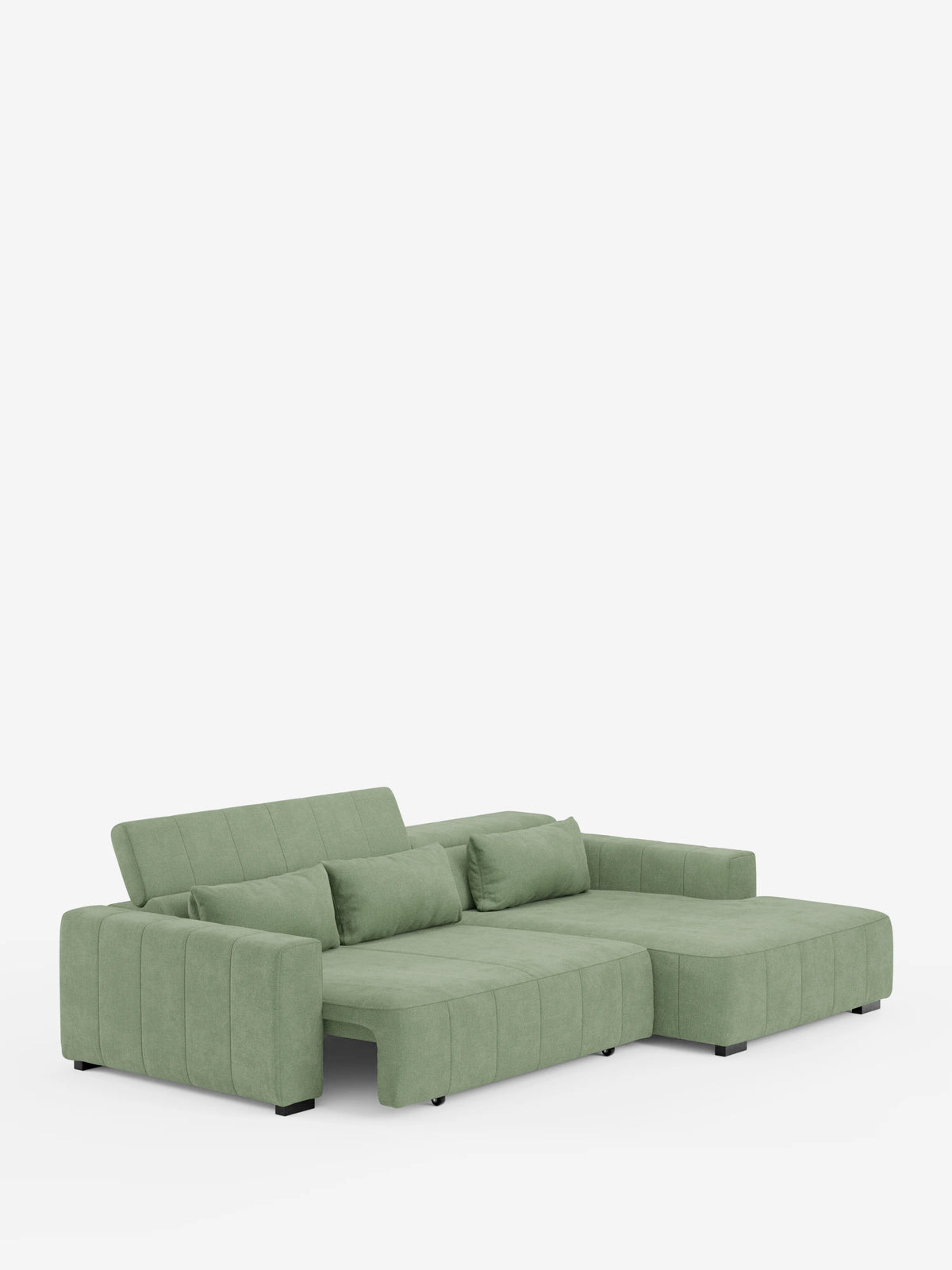 Un divano angolare dorico in verde chiaro contemporaneo con penisola e sedute allungabili con funzione relax elettrica di divitt.sbs, caratterizzato da ampi braccioli, seduta trapuntata, gambe basse nere e tre cuscini coordinati. Su uno sfondo bianco a tinta unita, la sezione chaise longue si estende verso l’esterno creando un’accogliente disposizione a L, completa di poggiatesta reclinabili e tessuto T23 antimacchia, per il massimo dello stile moderno e del comfort.