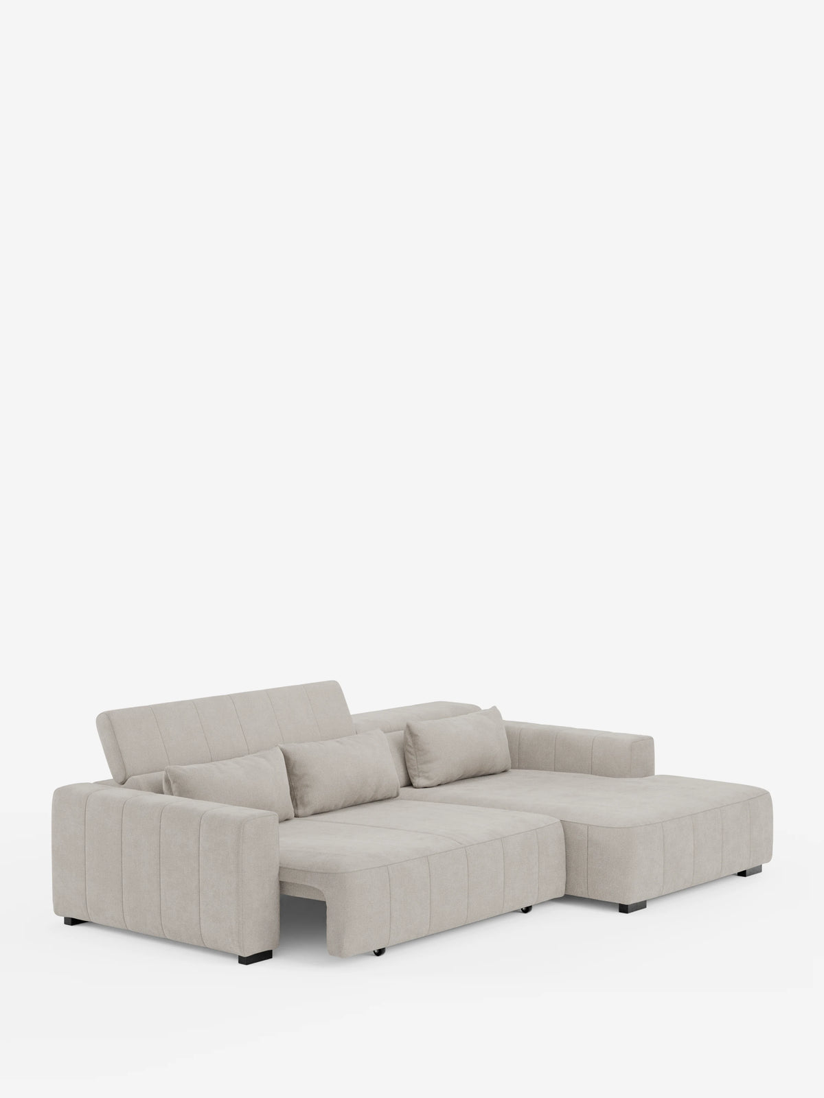 Il divano angolare Doric con penisola e sedute allungabili con funzione relax elettrica — di divitt.sbs — presenta un design a chaise longue grigio chiaro (divano con penisola) con braccioli bassi e larghi, tre cuscini di seduta, tre cuscini dello schienale e tre cuscini quadrati coordinati. Rivestito in tessuto T23 di facile pulizia e dotato di poggiatesta reclinabili, questo moderno divano angolare poggia su gambe corte nere, sfoggiando una silhouette minimalista su uno sfondo bianco a tinta unita.